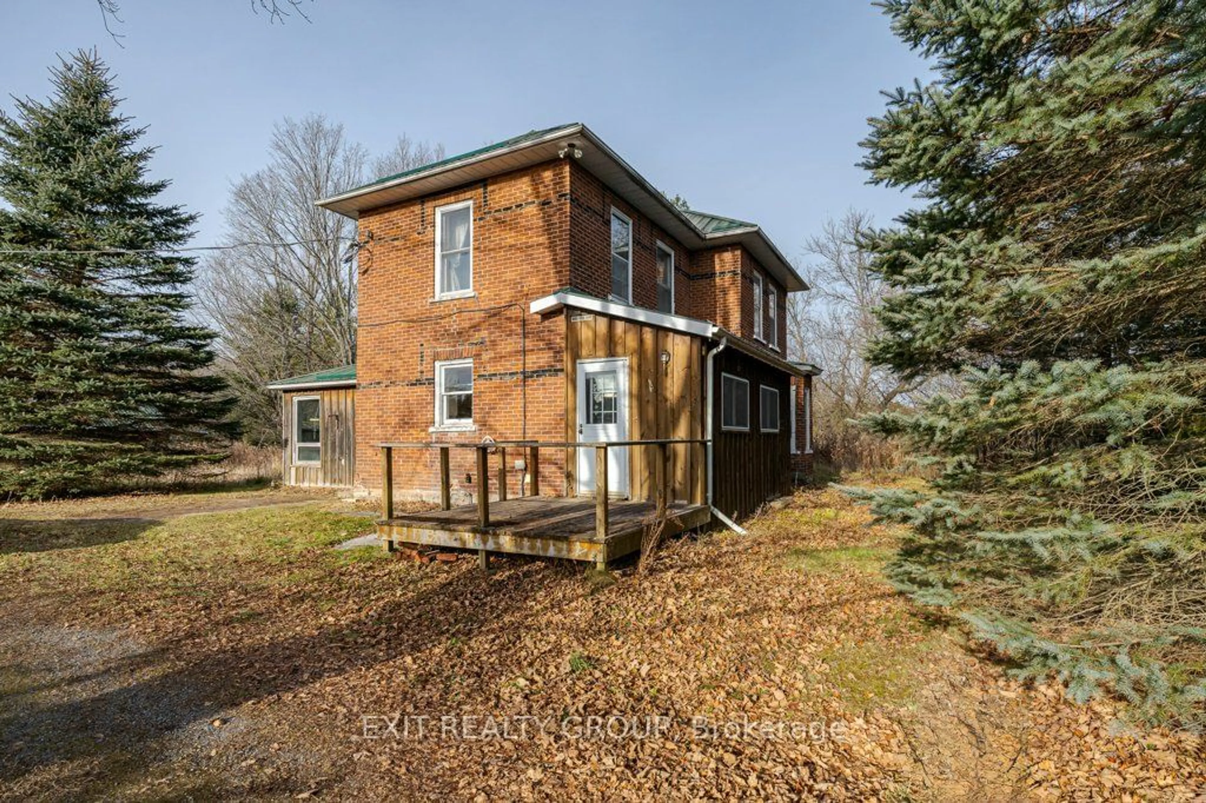 A pic from outside/outdoor area/front of a property/back of a property/a pic from drone, building for 107 French Settlement Rd, Tweed Ontario K0K 3J0