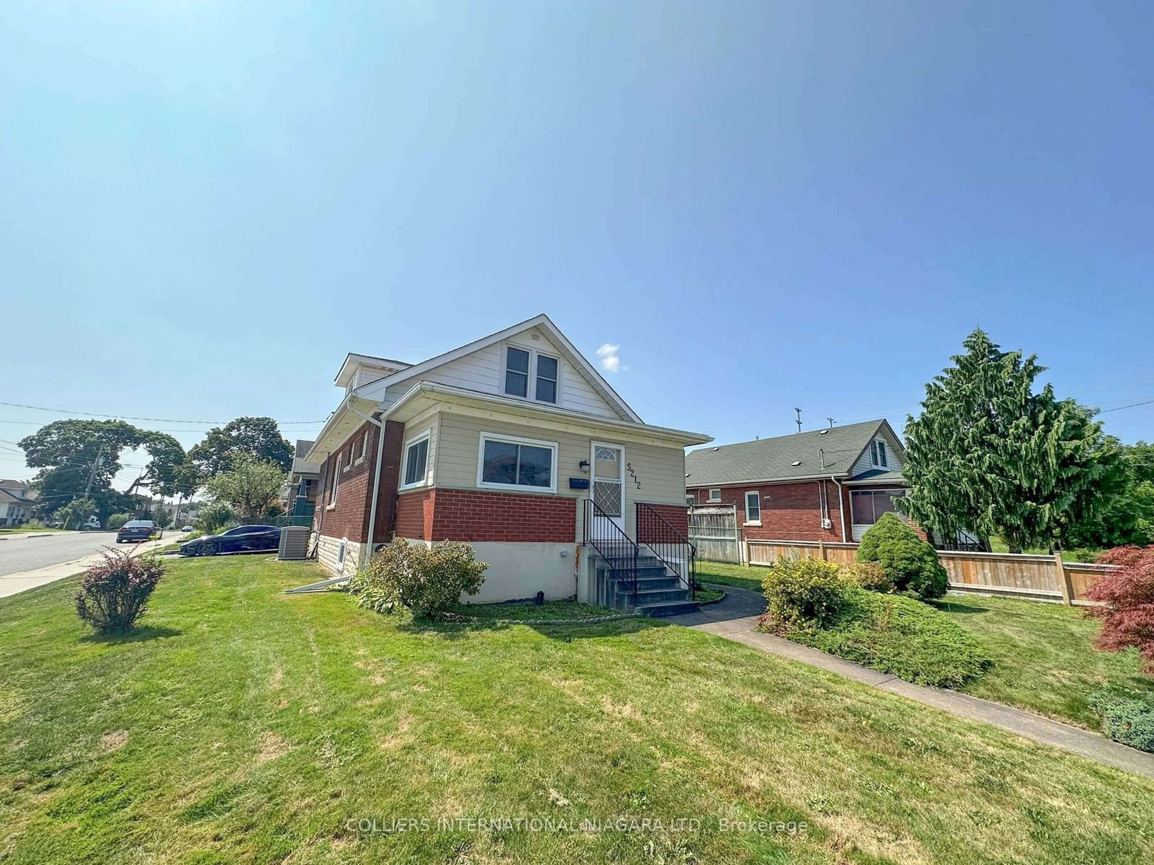 A pic from outside/outdoor area/front of a property/back of a property/a pic from drone, street for 5212 BRIDGE St, Niagara Falls Ontario L2E 2T3