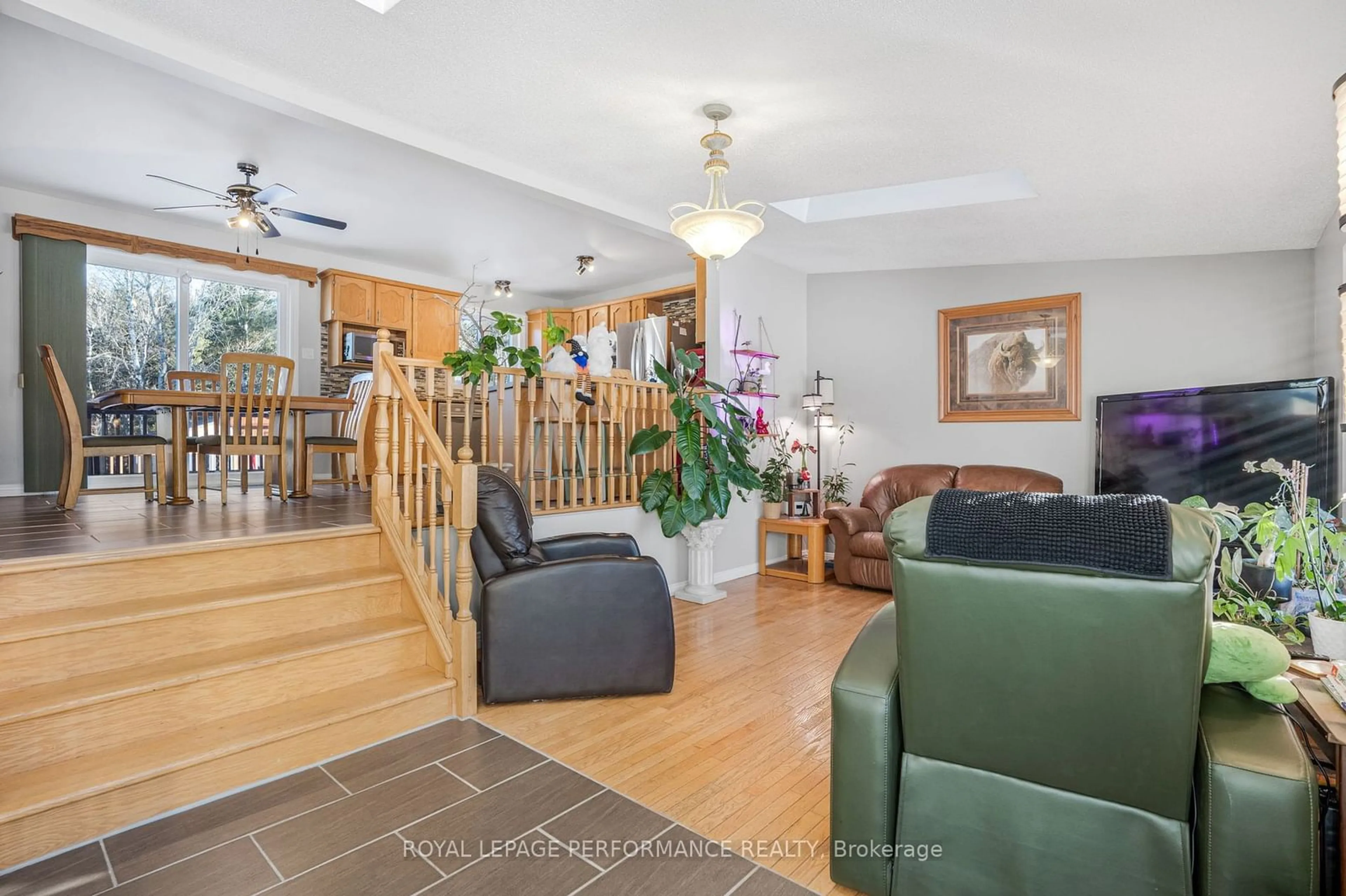 Indoor foyer for 1073 Greenlane Rd, Champlain Ontario K6K 0C5