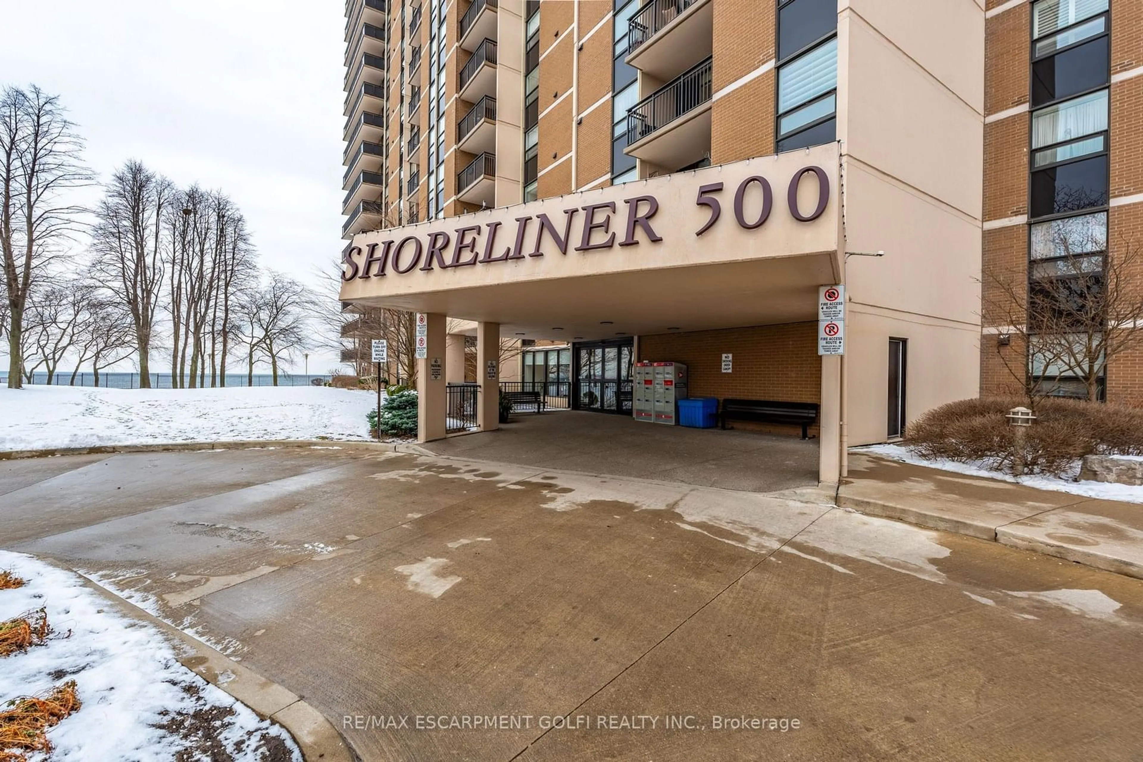 Indoor foyer for 500 Green Rd #1415, Hamilton Ontario L8E 3M6