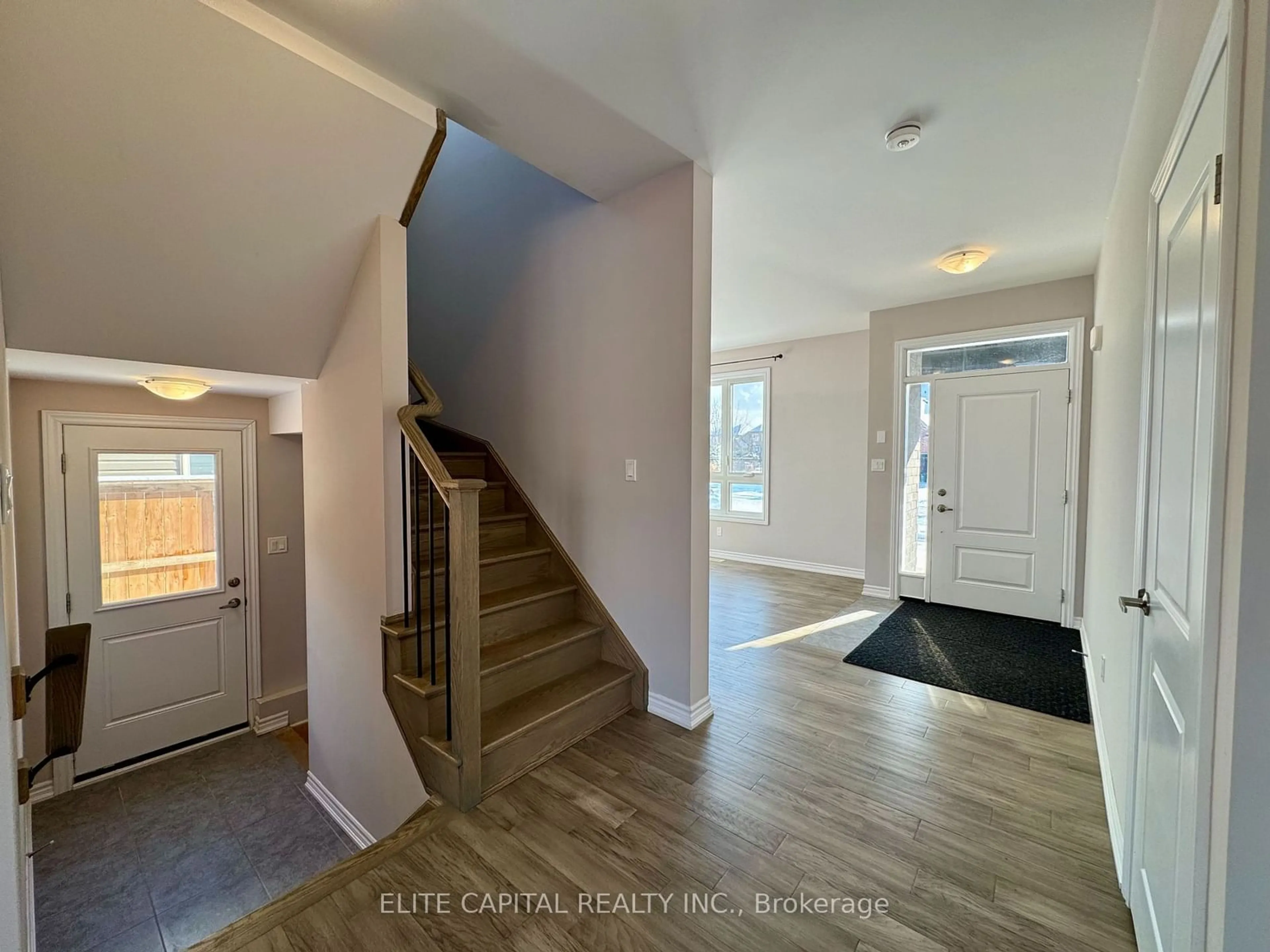 Indoor entryway for 8125 Brookside Dr, Niagara Falls Ontario L2H 3T9