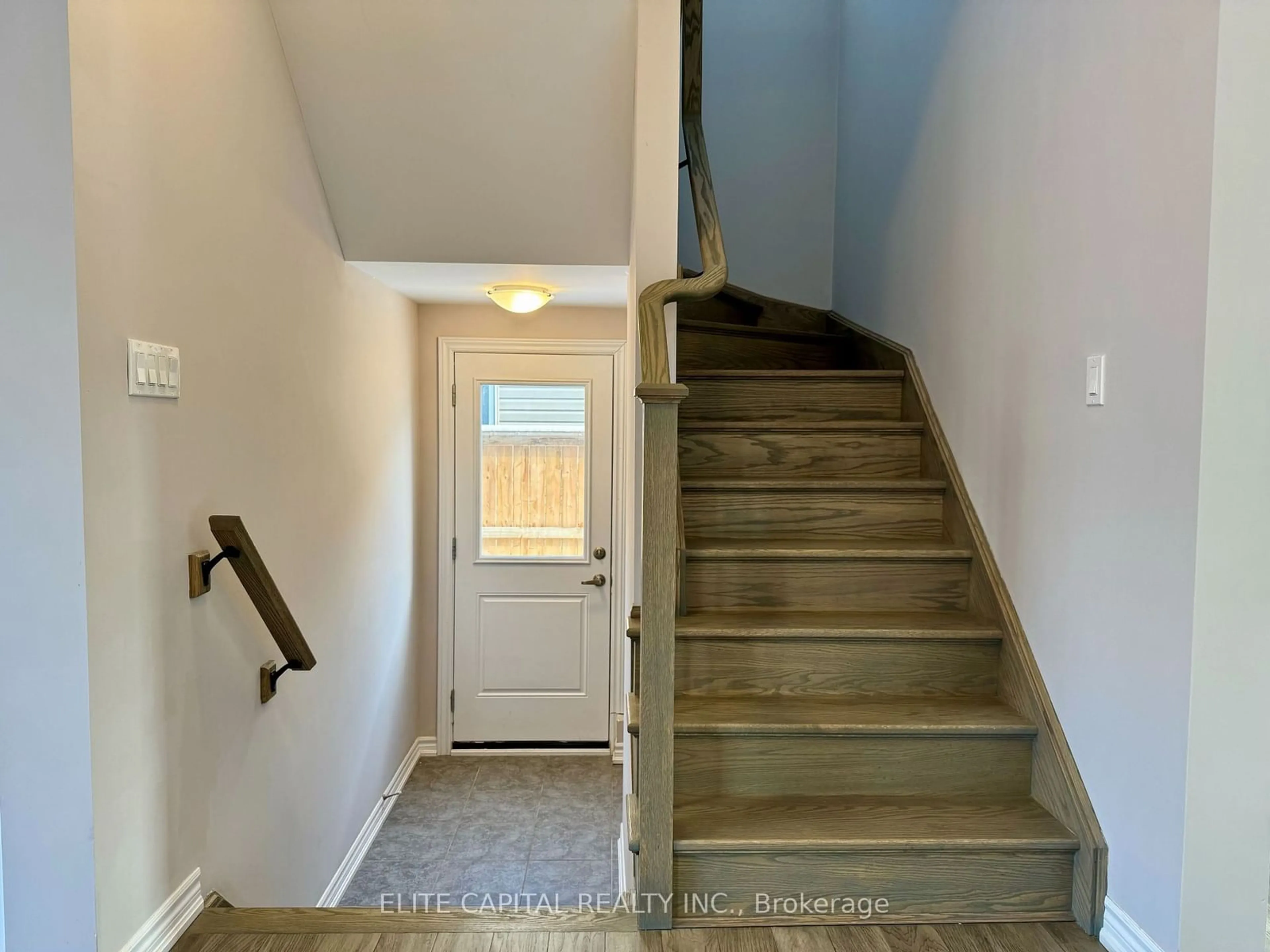 Indoor entryway for 8125 Brookside Dr, Niagara Falls Ontario L2H 3T9