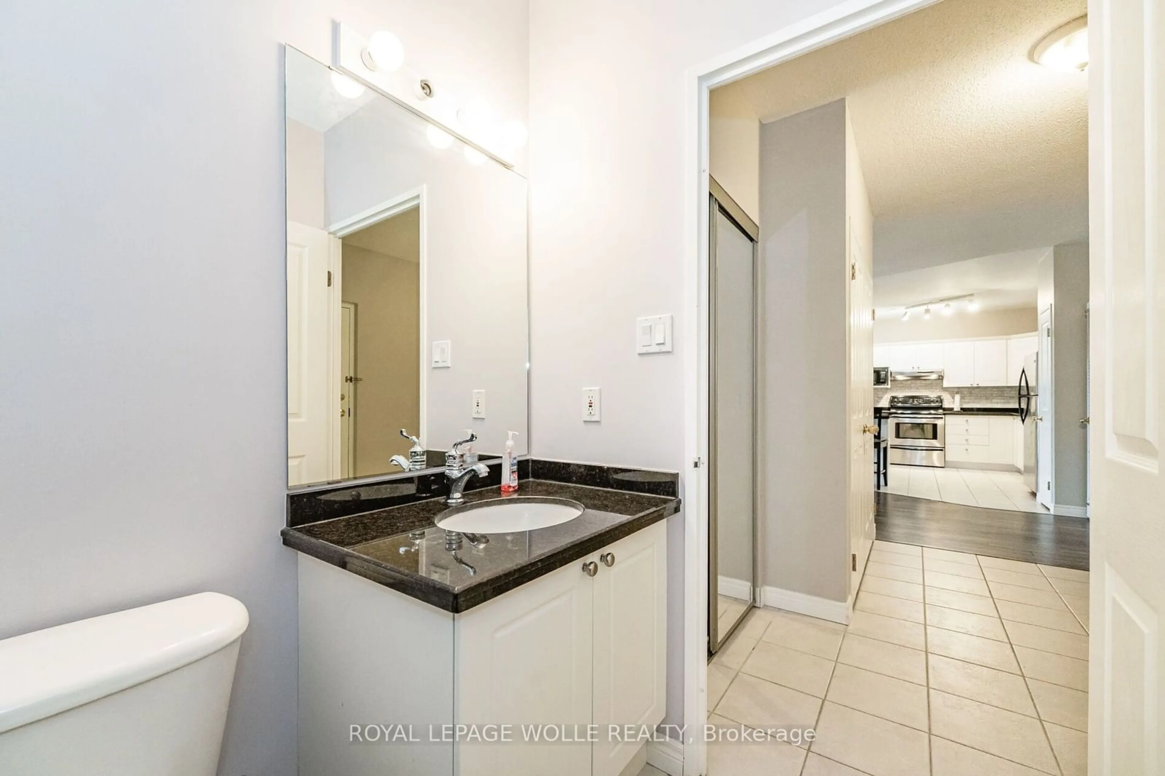 Standard bathroom, ceramic/tile floor for 255 Keats Way #607, Waterloo Ontario N2L 6N6