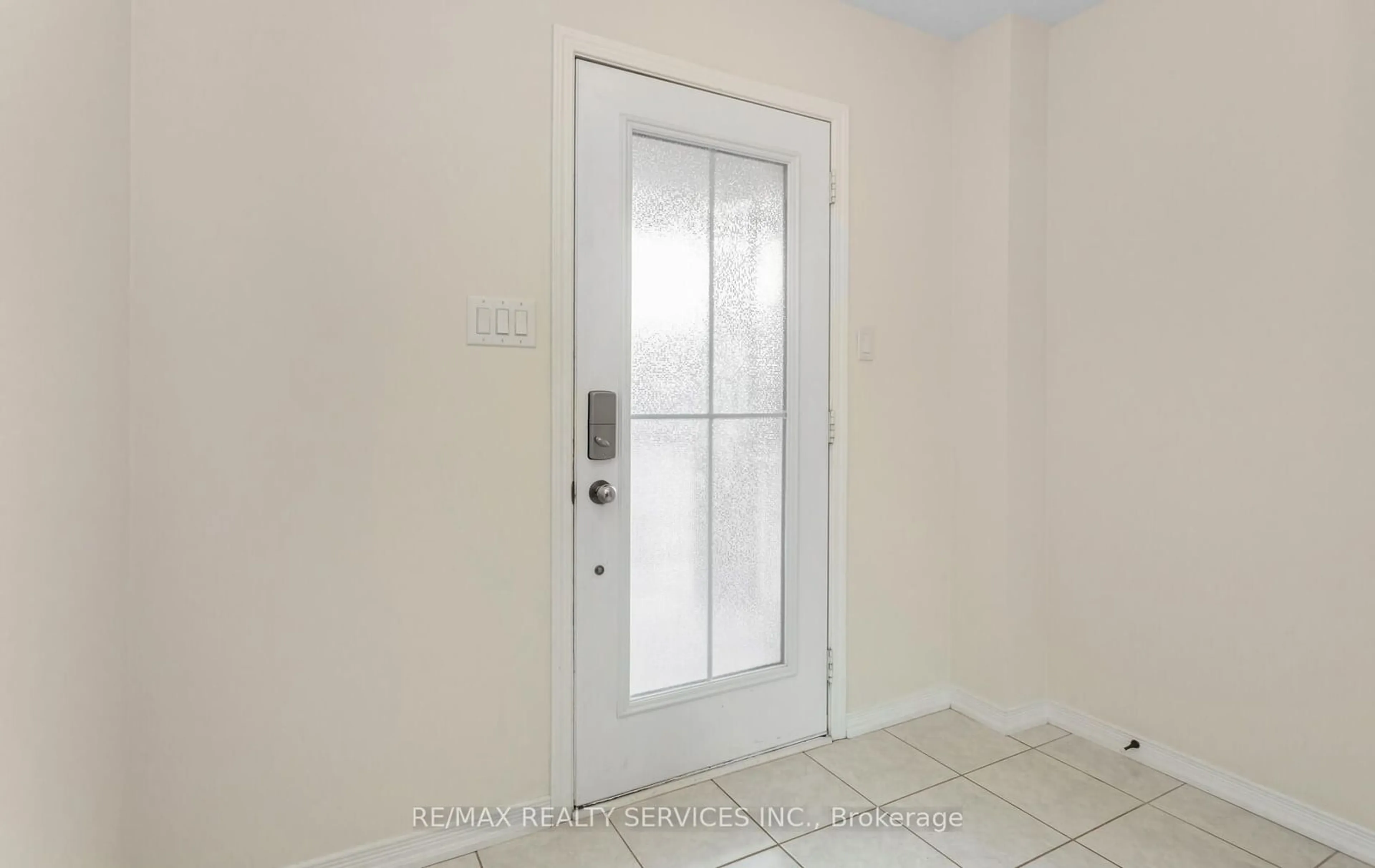 Indoor entryway for 8260 Tulip Tree Dr, Niagara Falls Ontario L2H 0N4