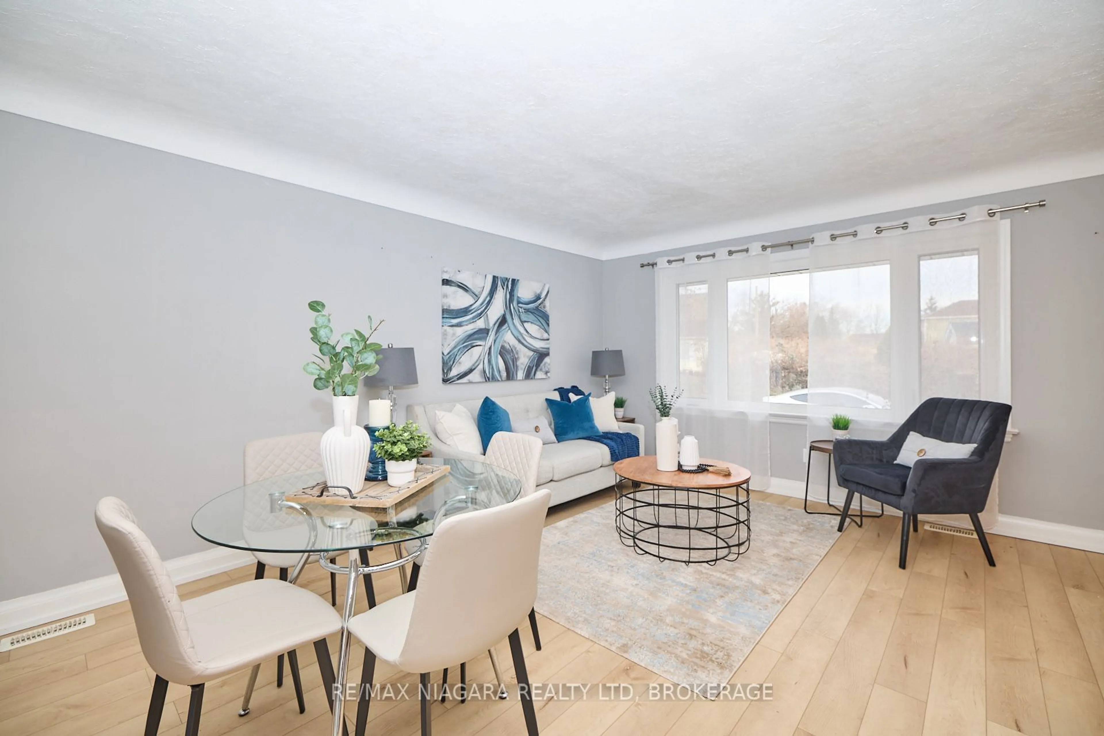 Living room with furniture, wood/laminate floor for 12 Cliff Rd, St. Catharines Ontario L2R 3W1