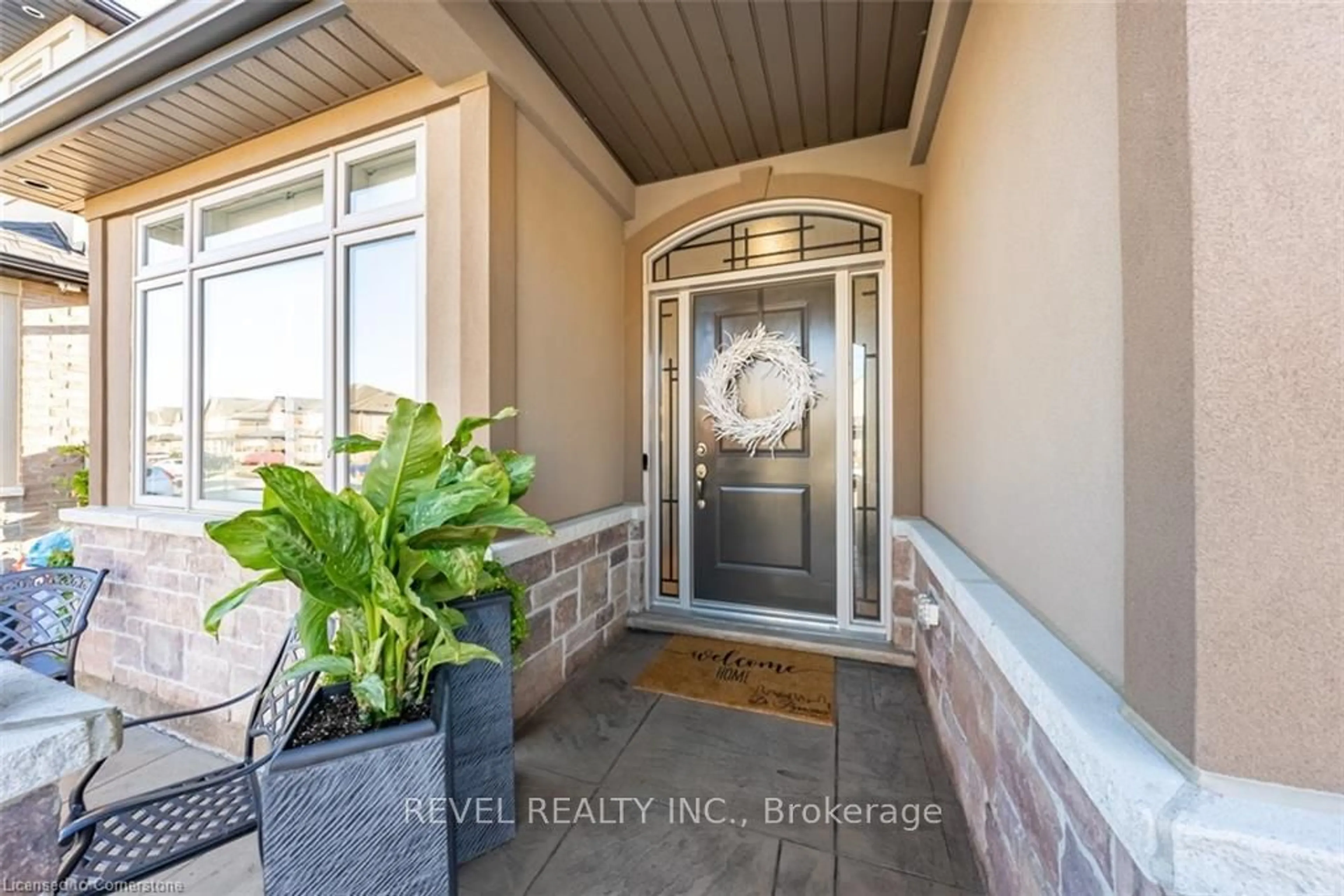 Indoor entryway for 135 Greti Dr, Hamilton Ontario L9B 1P9