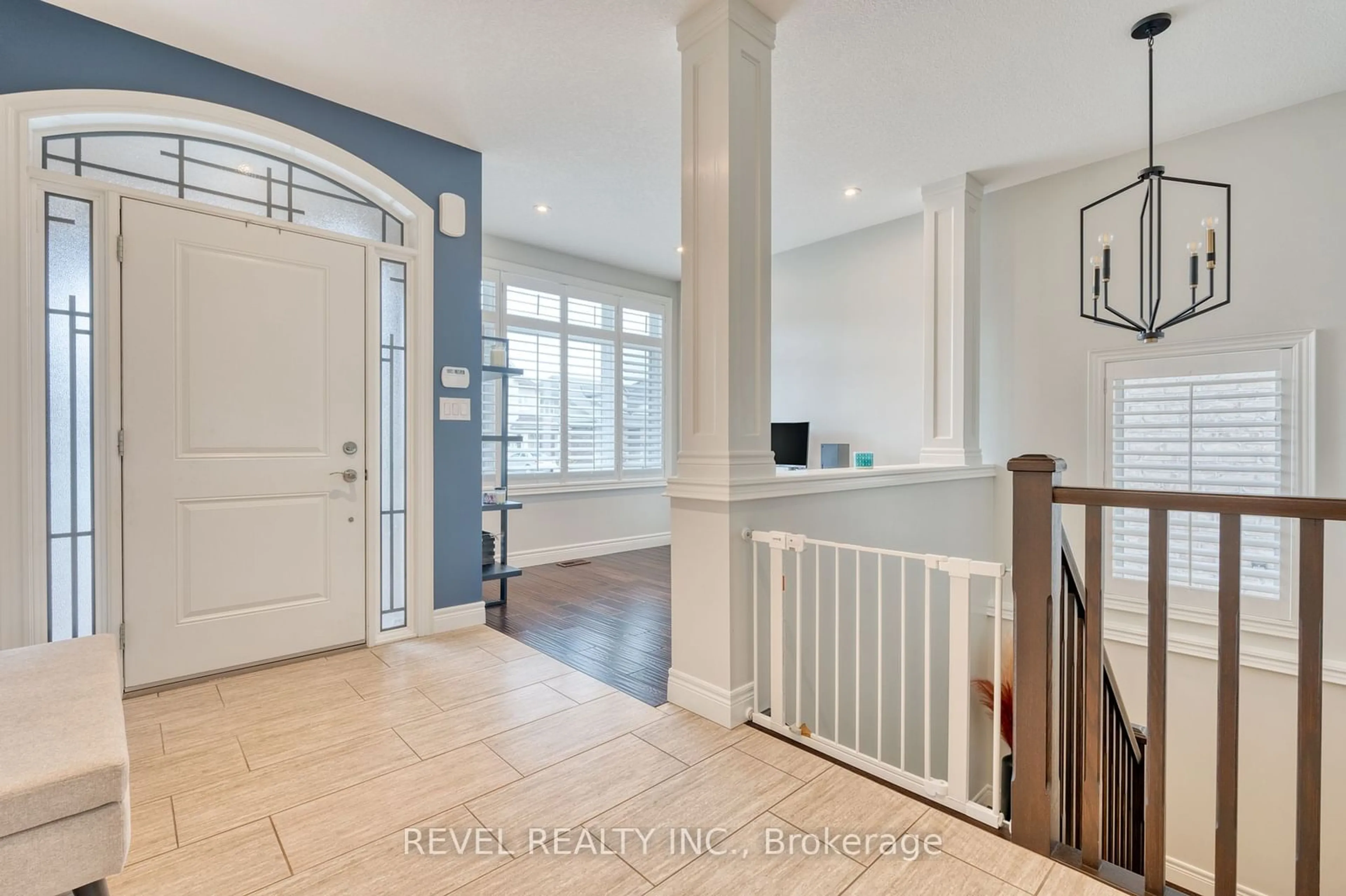 Indoor entryway for 135 Greti Dr, Hamilton Ontario L9B 1P9