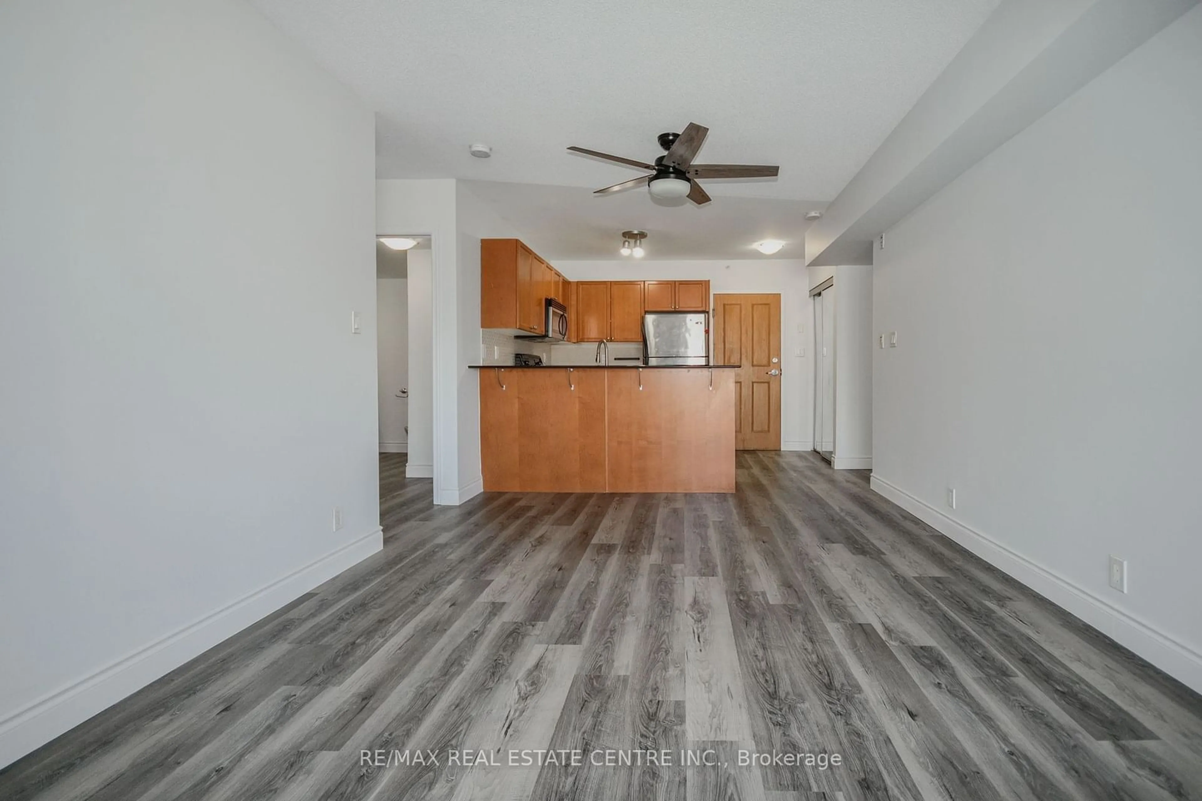 Open concept kitchen, wood/laminate floor for 8 HARRIS St #405, Cambridge Ontario N1R 8R1