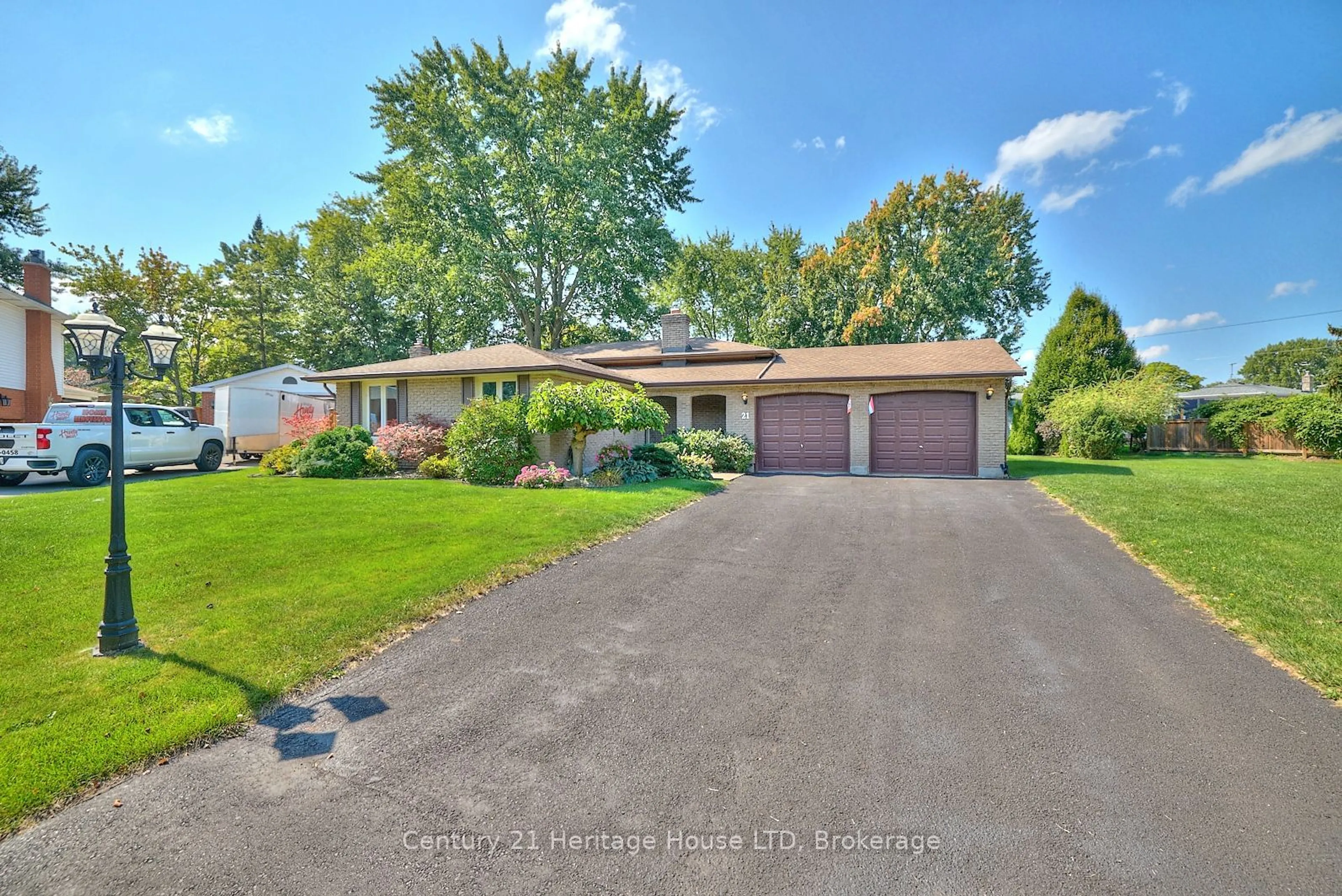 A pic from outside/outdoor area/front of a property/back of a property/a pic from drone, unknown for 21 Windermere Crt, Welland Ontario L3C 5V4