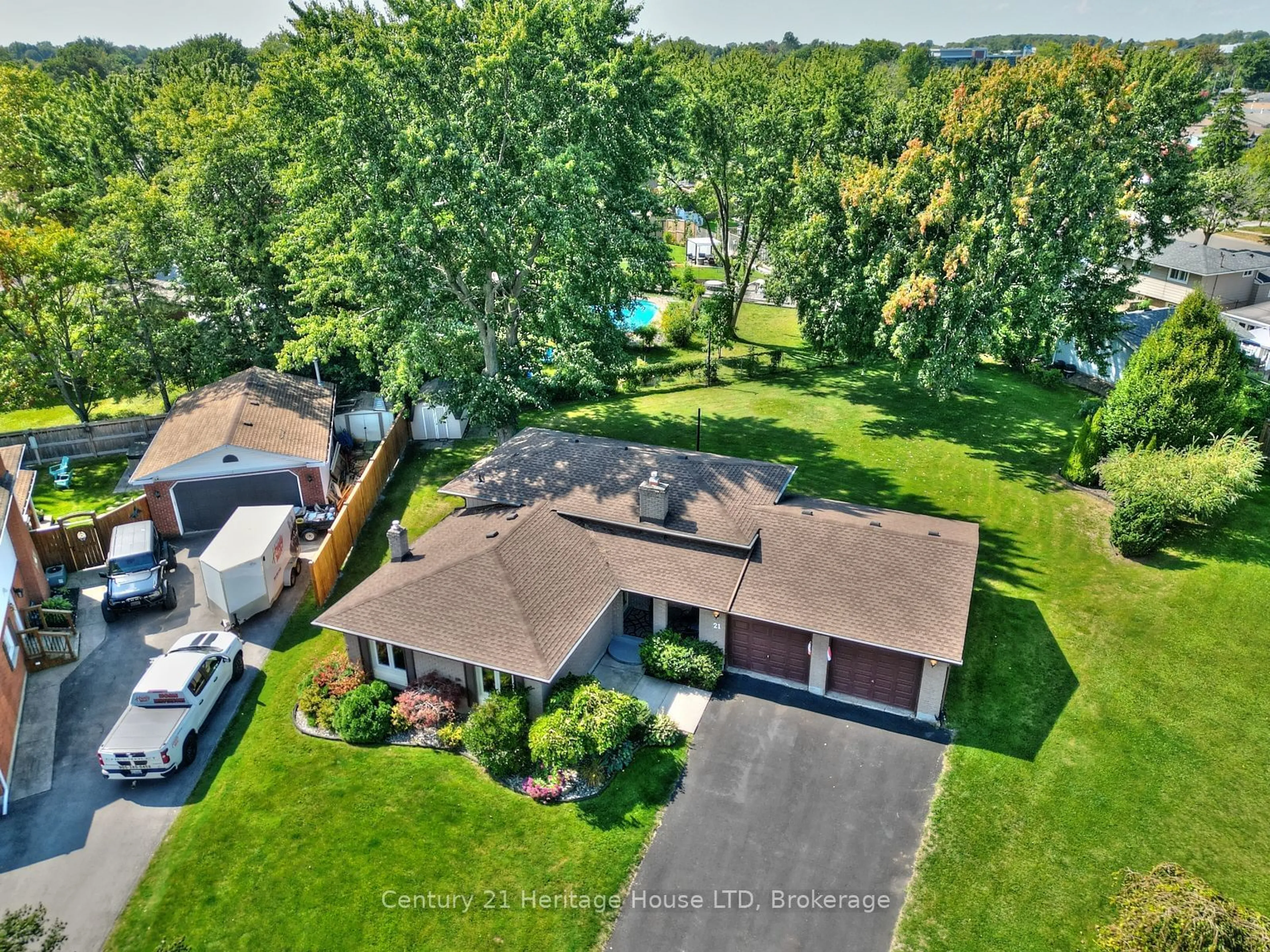 A pic from outside/outdoor area/front of a property/back of a property/a pic from drone, unknown for 21 Windermere Crt, Welland Ontario L3C 5V4