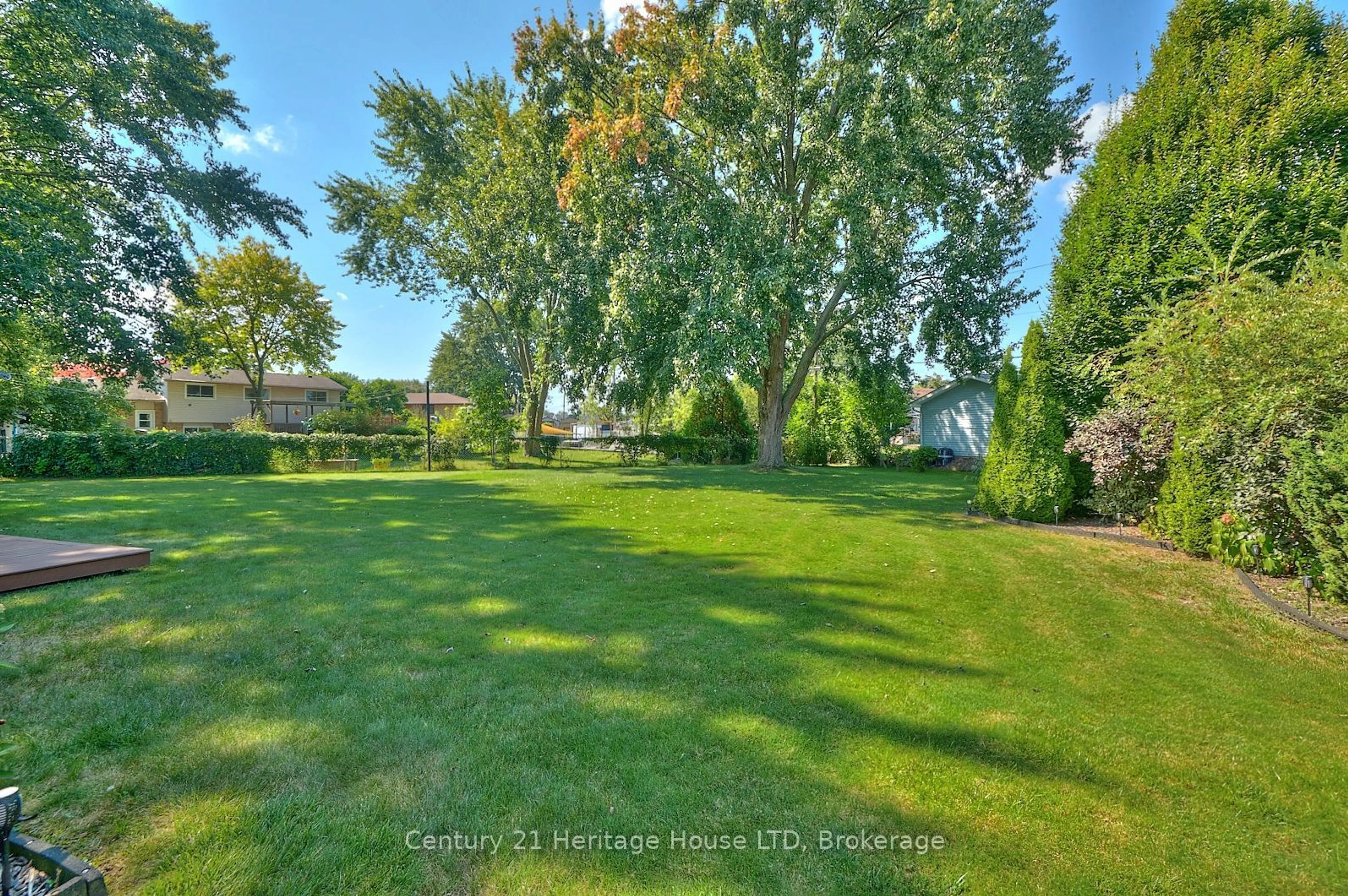 Patio, water/lake/river/ocean view for 21 Windermere Crt, Welland Ontario L3C 5V4