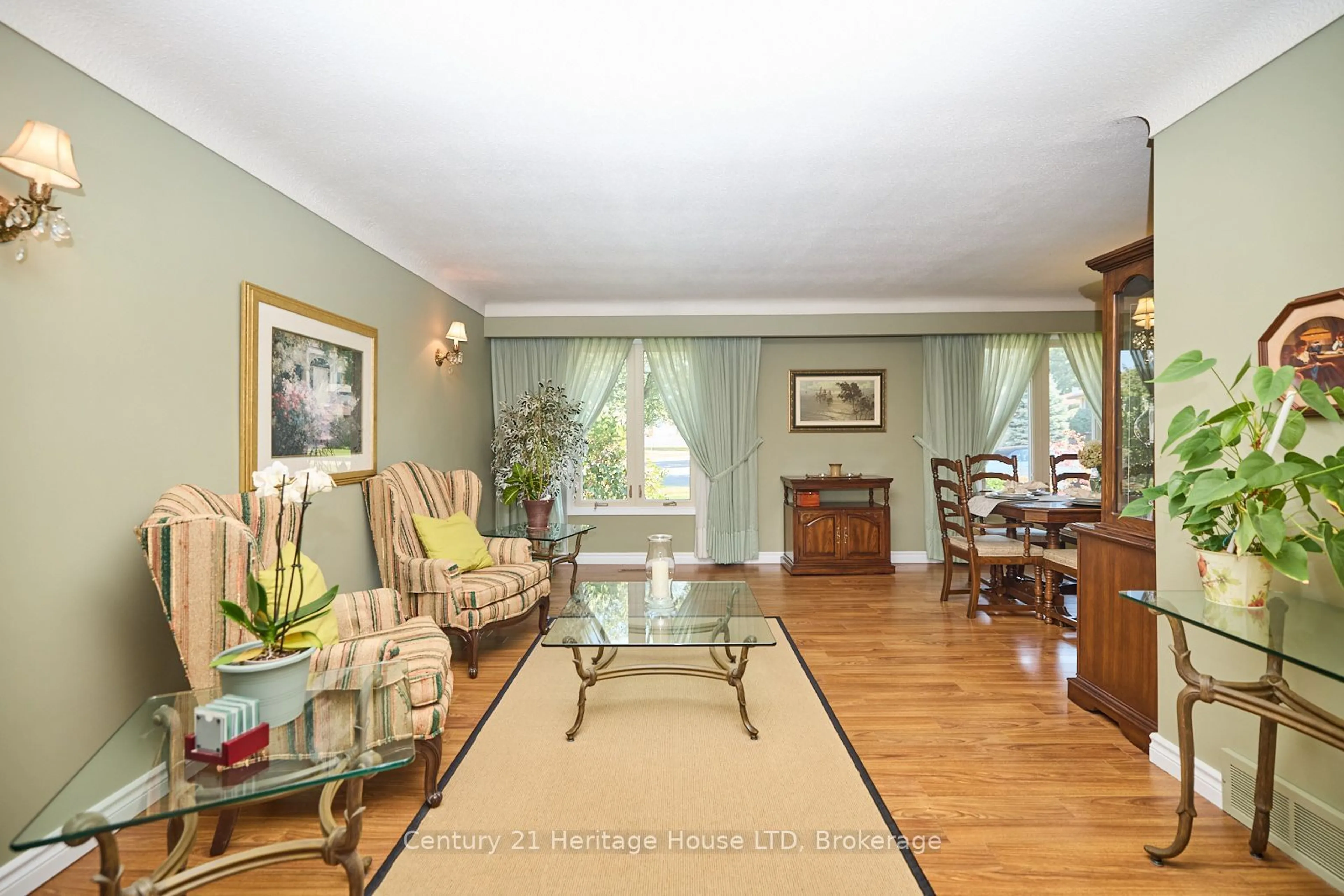 Living room with furniture, wood/laminate floor for 21 Windermere Crt, Welland Ontario L3C 5V4