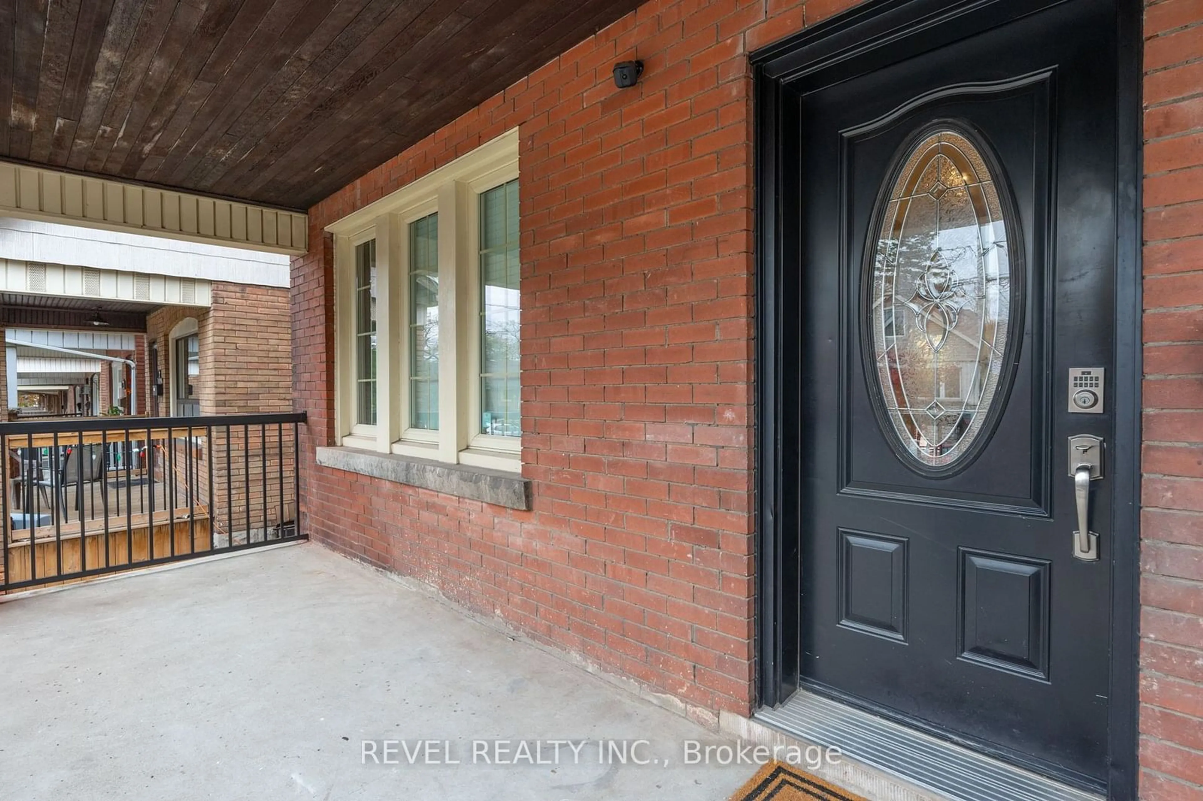 Home with brick exterior material, street for 262 Homewood Ave, Hamilton Ontario L8P 2M8