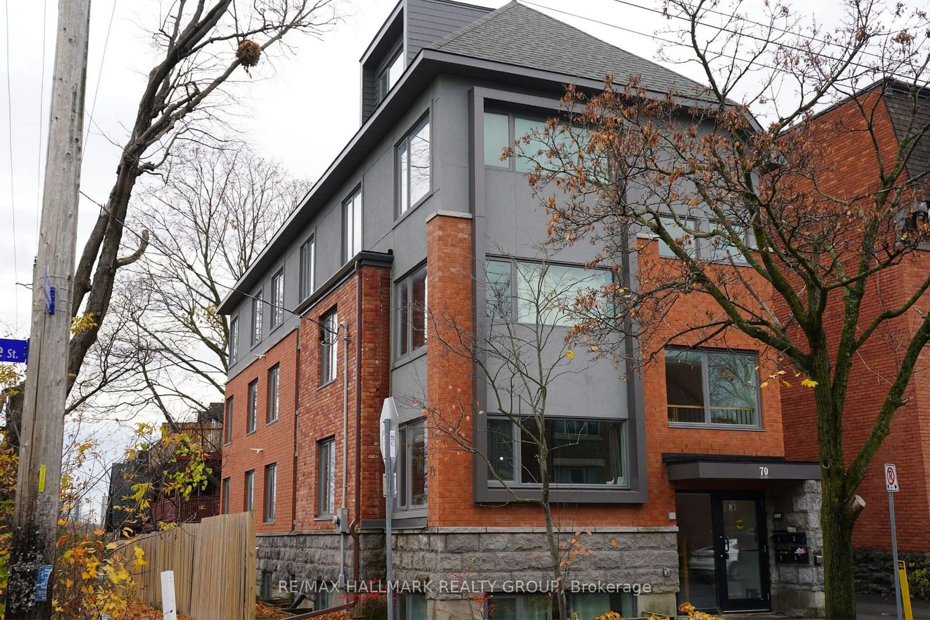 Home with brick exterior material, building for 70 RUSSELL Ave, Lower Town - Sandy Hill Ontario K1N 7X1