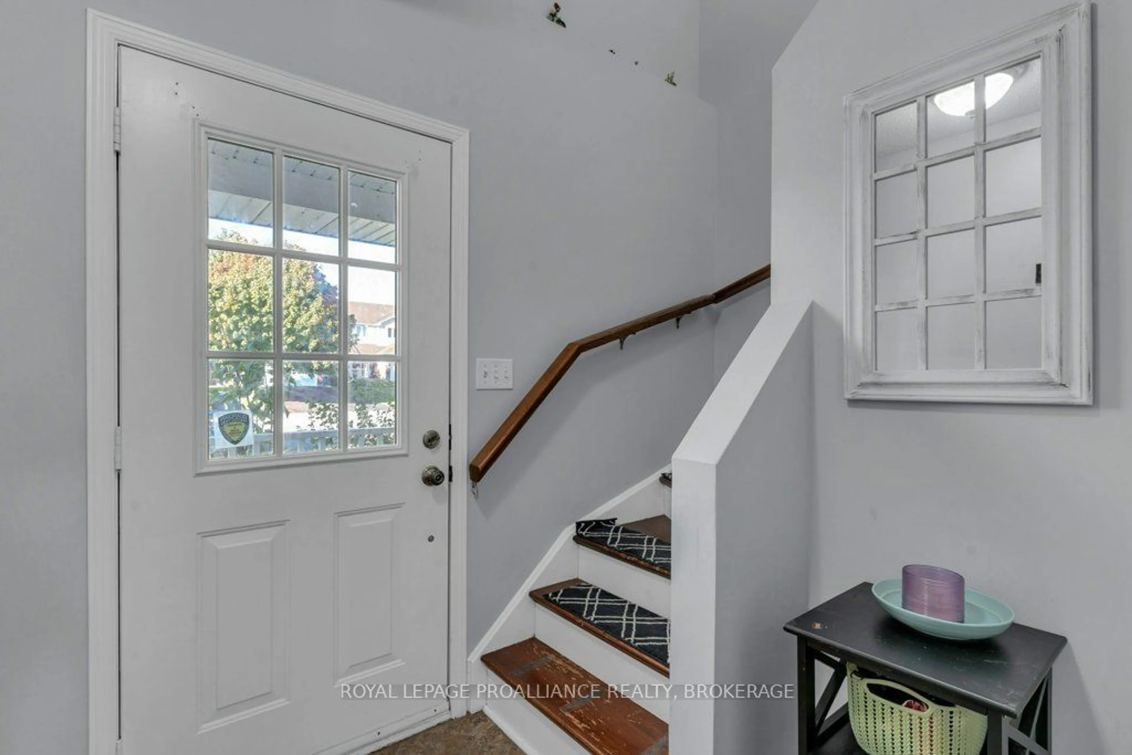 Indoor entryway for 513 Farnham Crt, Kingston Ontario K7M 8Y1