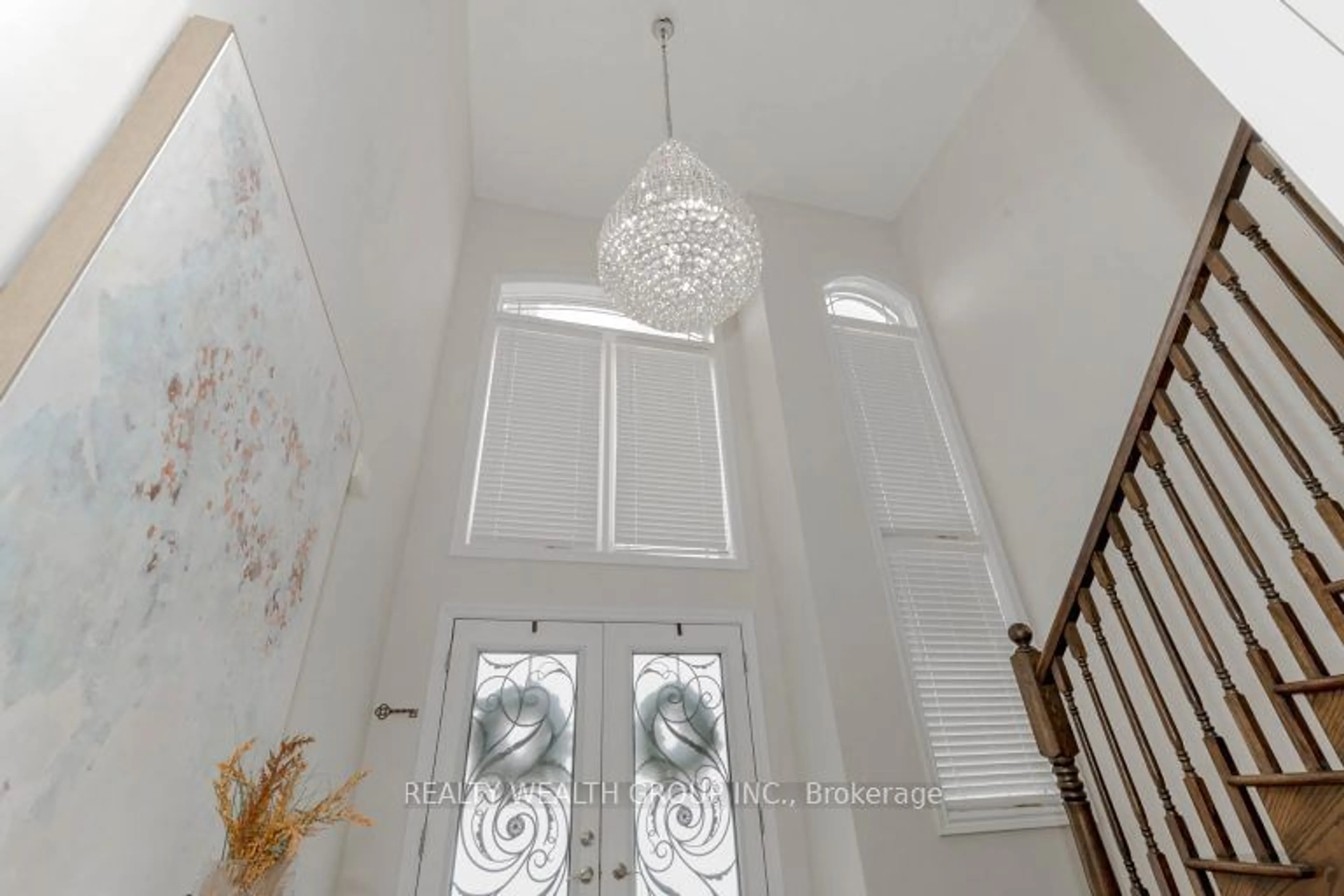 Indoor foyer for 1351 Upper Paradise Rd, Hamilton Ontario L9B 0C2