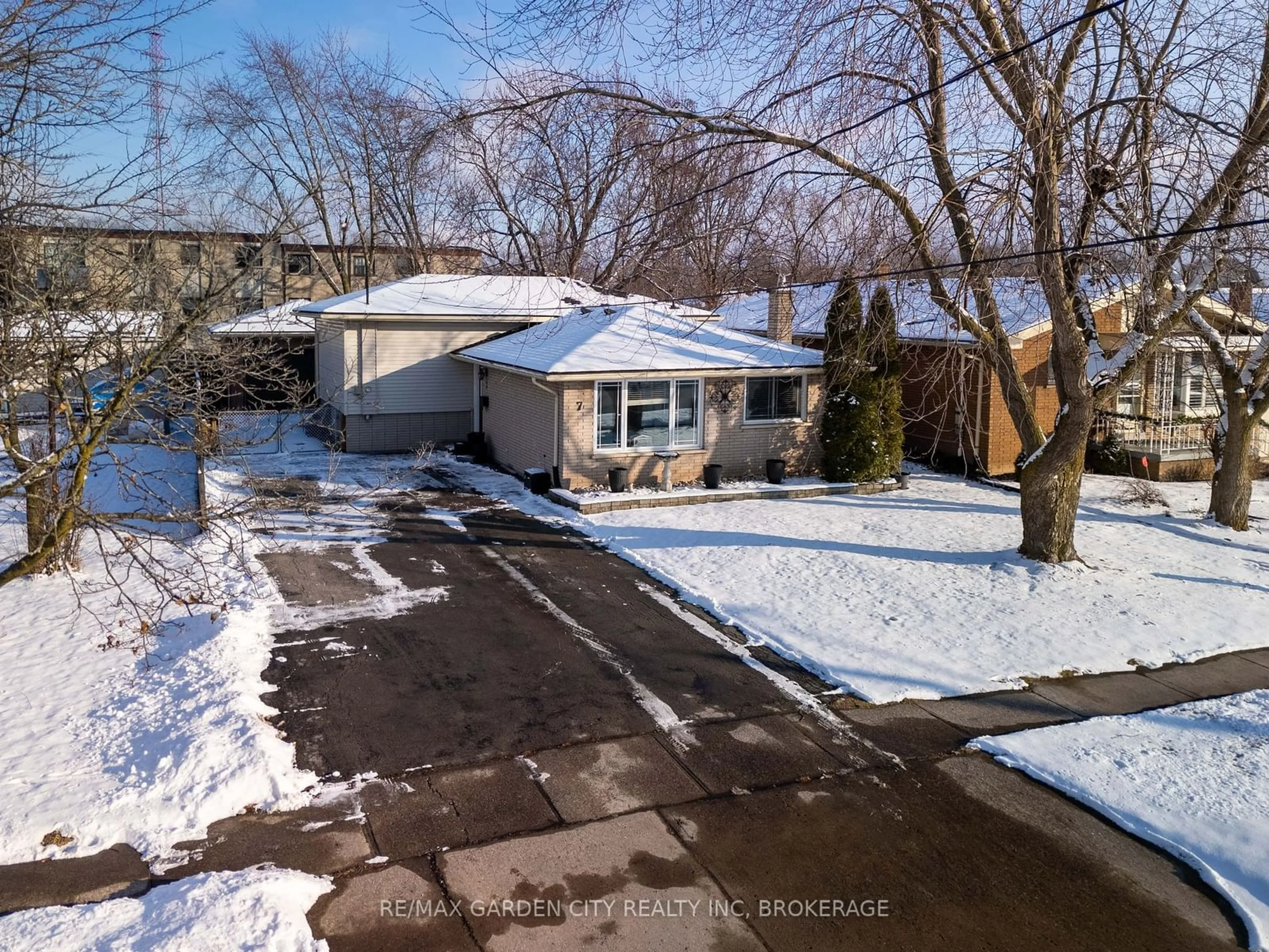 A pic from outside/outdoor area/front of a property/back of a property/a pic from drone, street for 7 Memorial Park Dr, Welland Ontario L3B 1A5