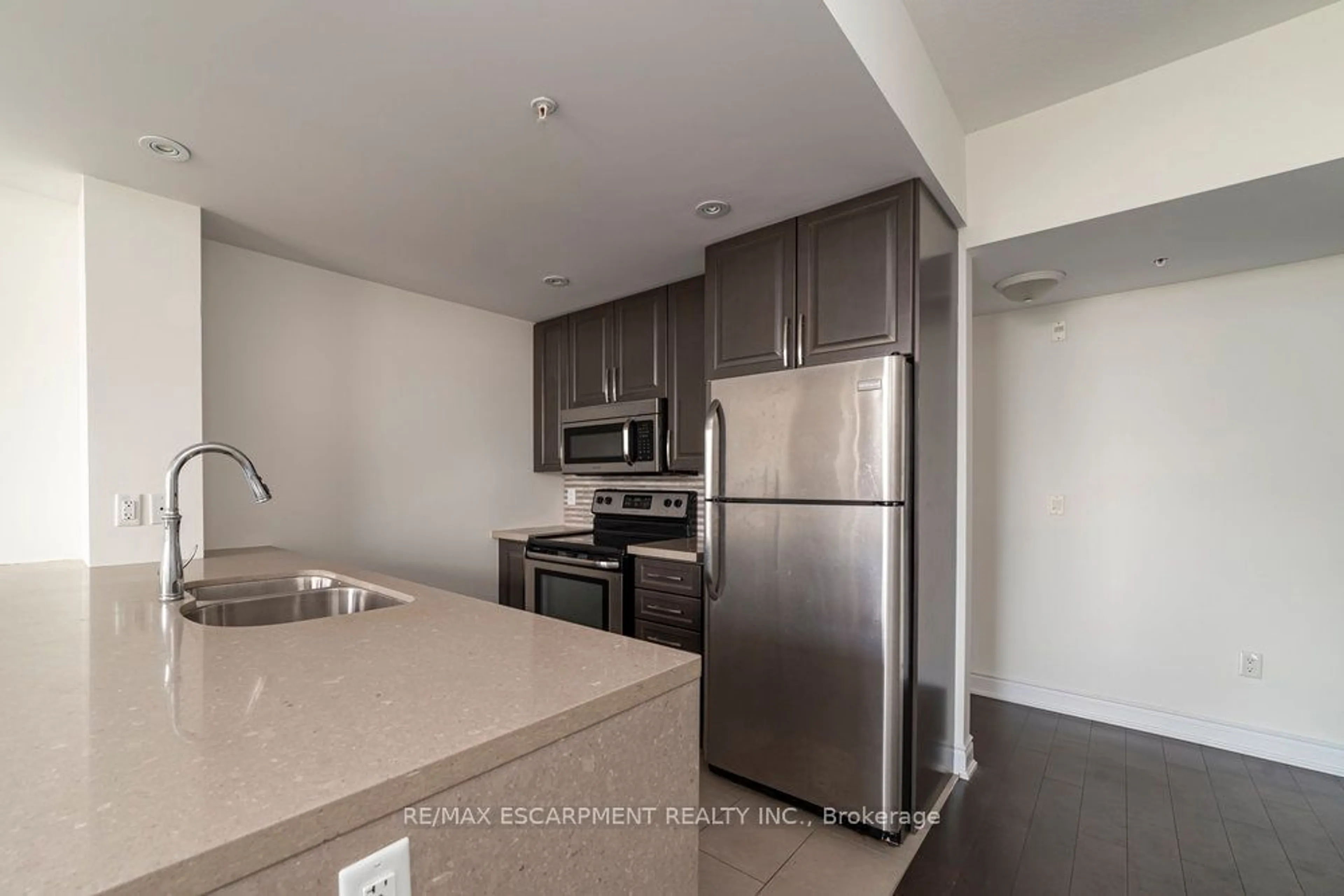 Standard kitchen, unknown for 427 Aberdeen Ave #305, Hamilton Ontario L8P 2S4