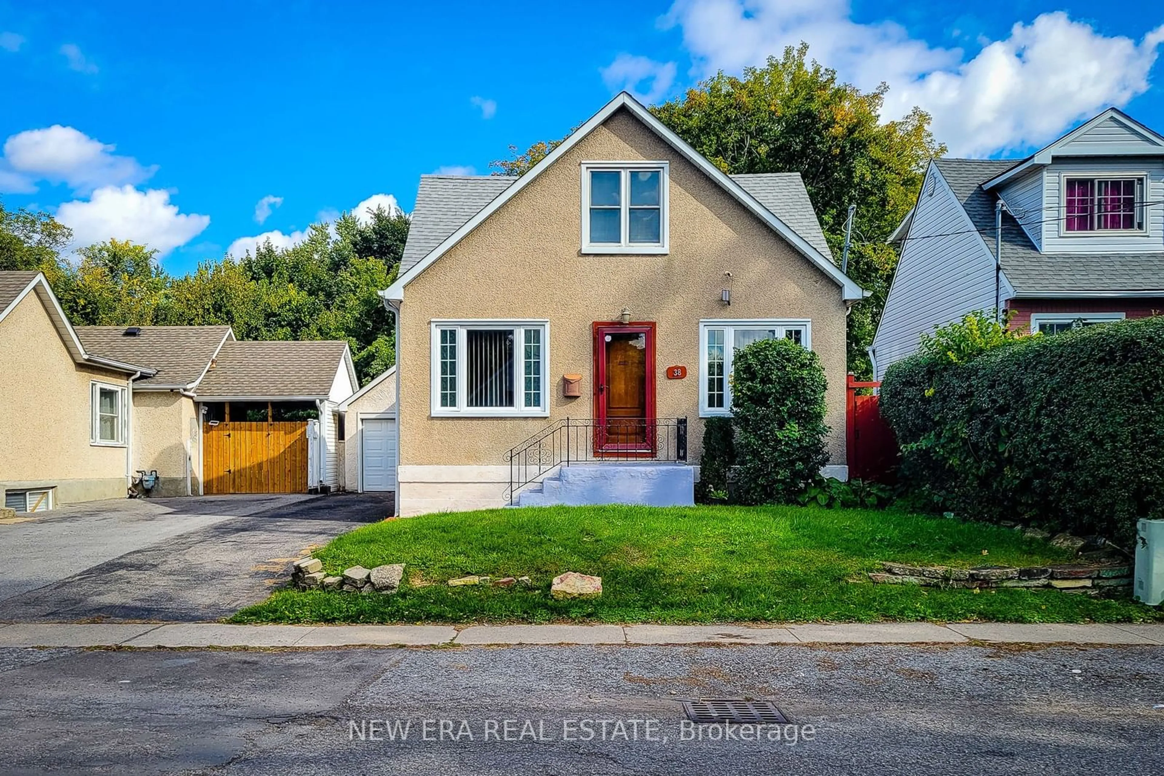 Home with vinyl exterior material, street for 38 Haig St, St. Catharines Ontario L2R 2K8