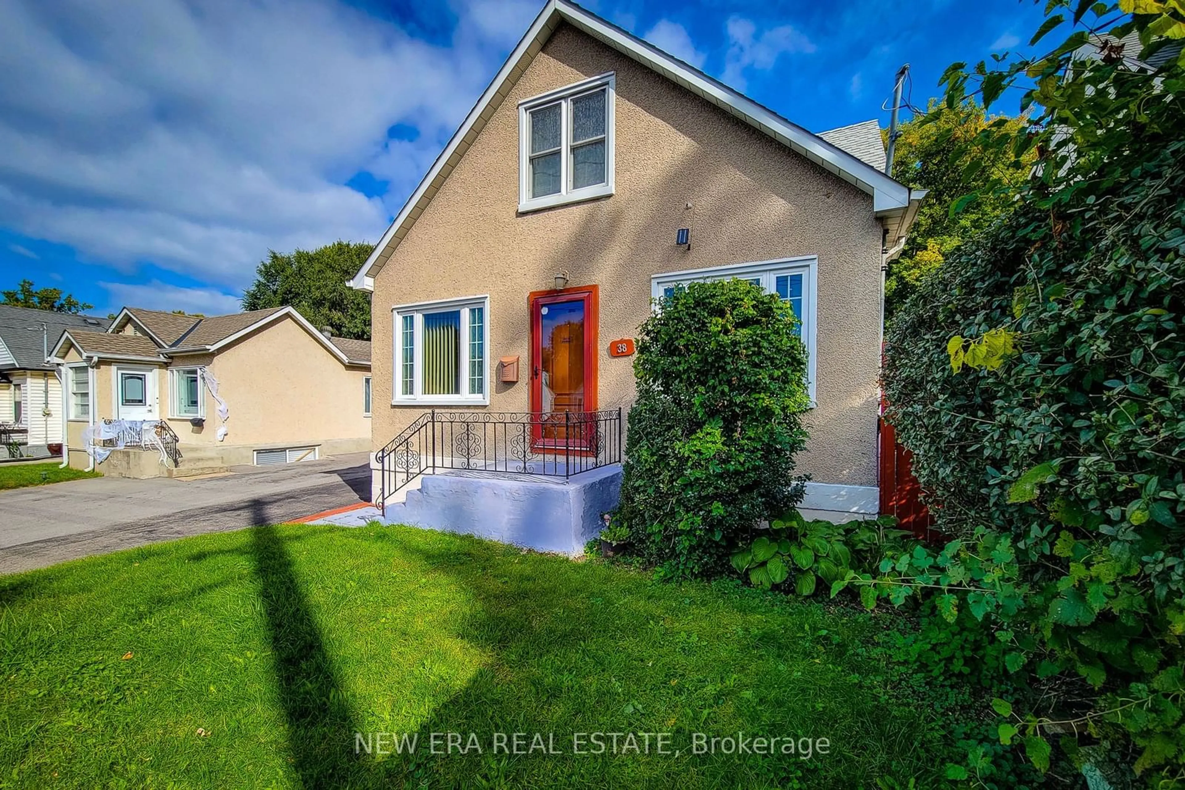 A pic from outside/outdoor area/front of a property/back of a property/a pic from drone, street for 38 Haig St, St. Catharines Ontario L2R 2K8