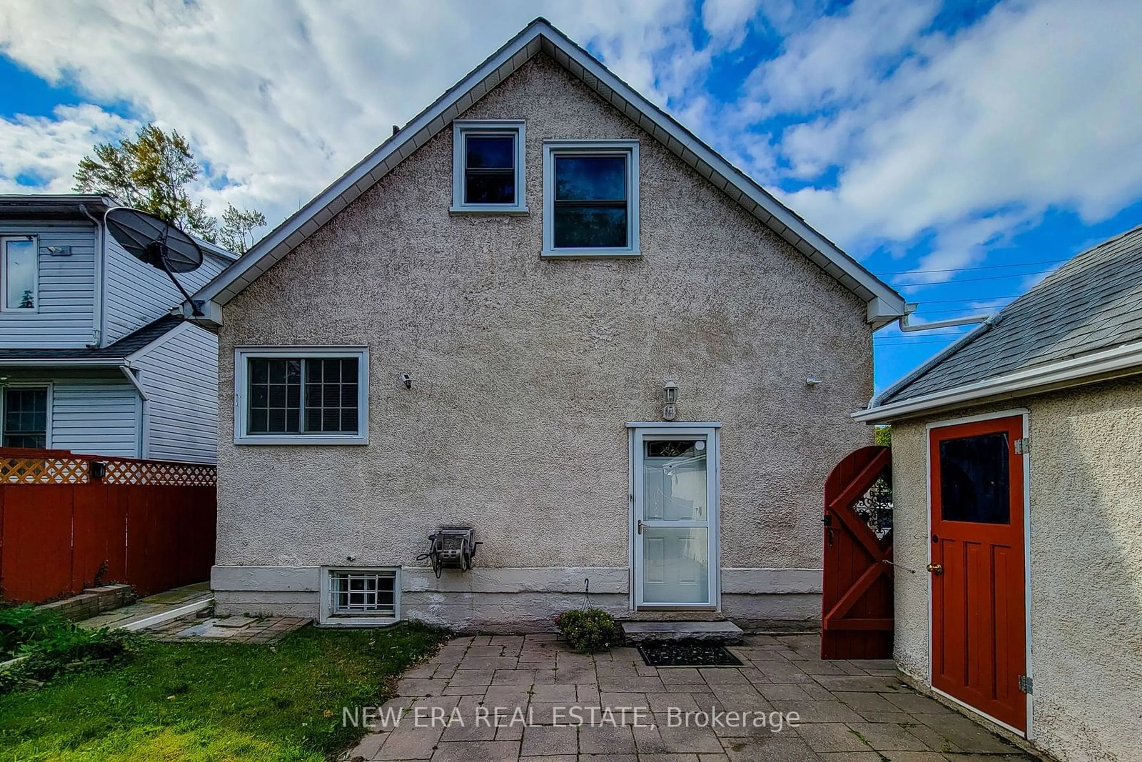 A pic from outside/outdoor area/front of a property/back of a property/a pic from drone, street for 38 Haig St, St. Catharines Ontario L2R 2K8