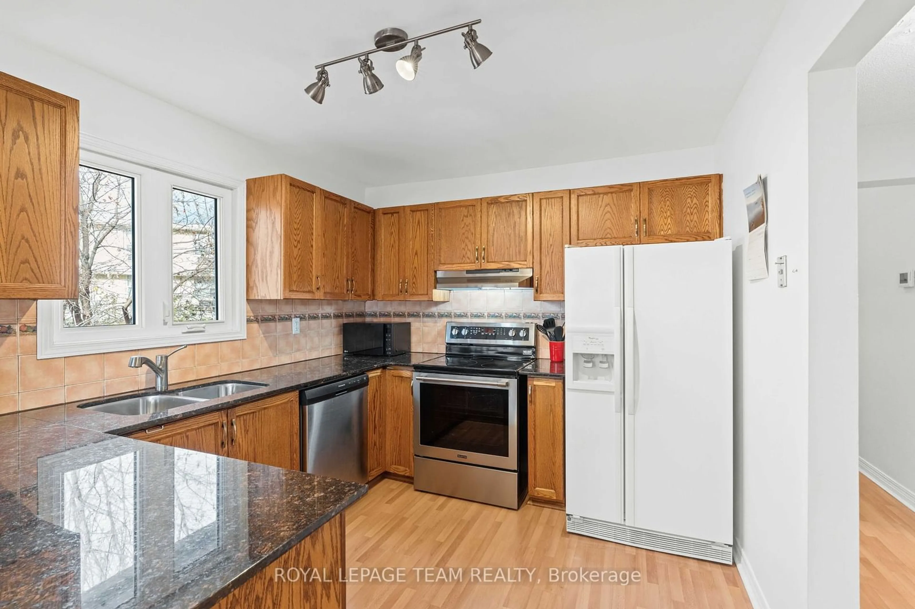 Standard kitchen, unknown for 849 ROB ROY Ave, Britannia Heights - Queensway Terrace N and Area Ontario K2B 8S6