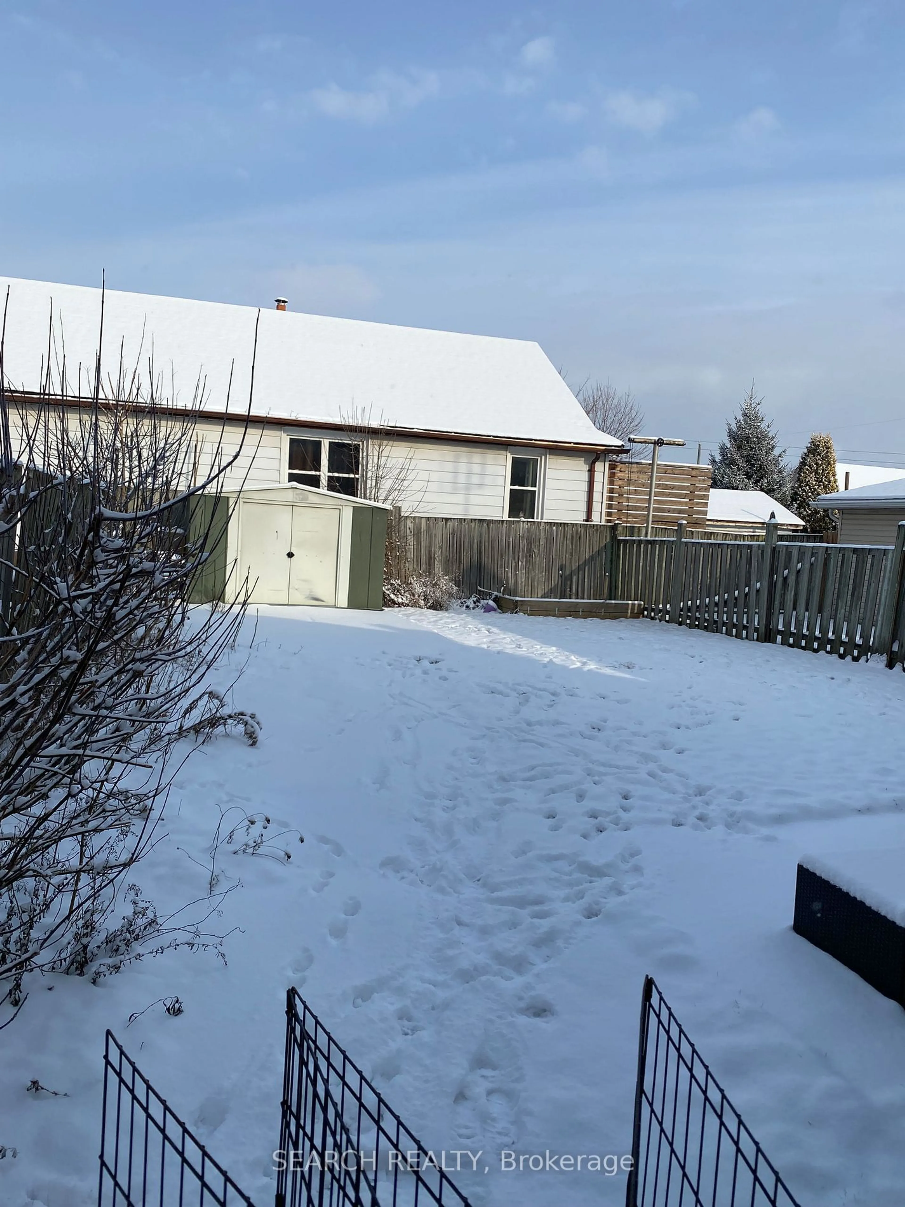 A pic from outside/outdoor area/front of a property/back of a property/a pic from drone, street for 15 Delaware St, St. Catharines Ontario L2M 5L9