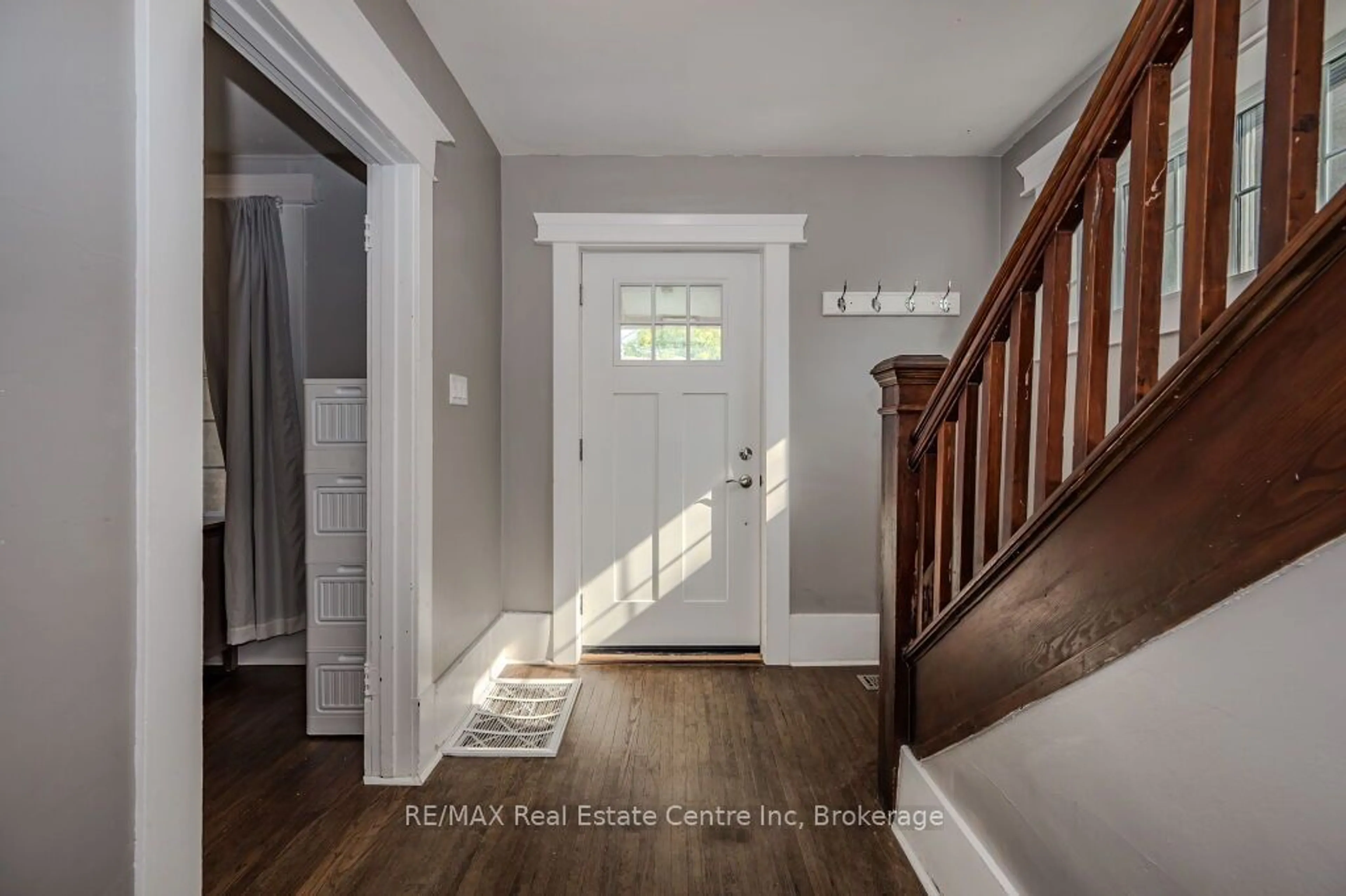 Indoor entryway for 54 ERAMOSA Rd, Guelph Ontario N1E 2L5