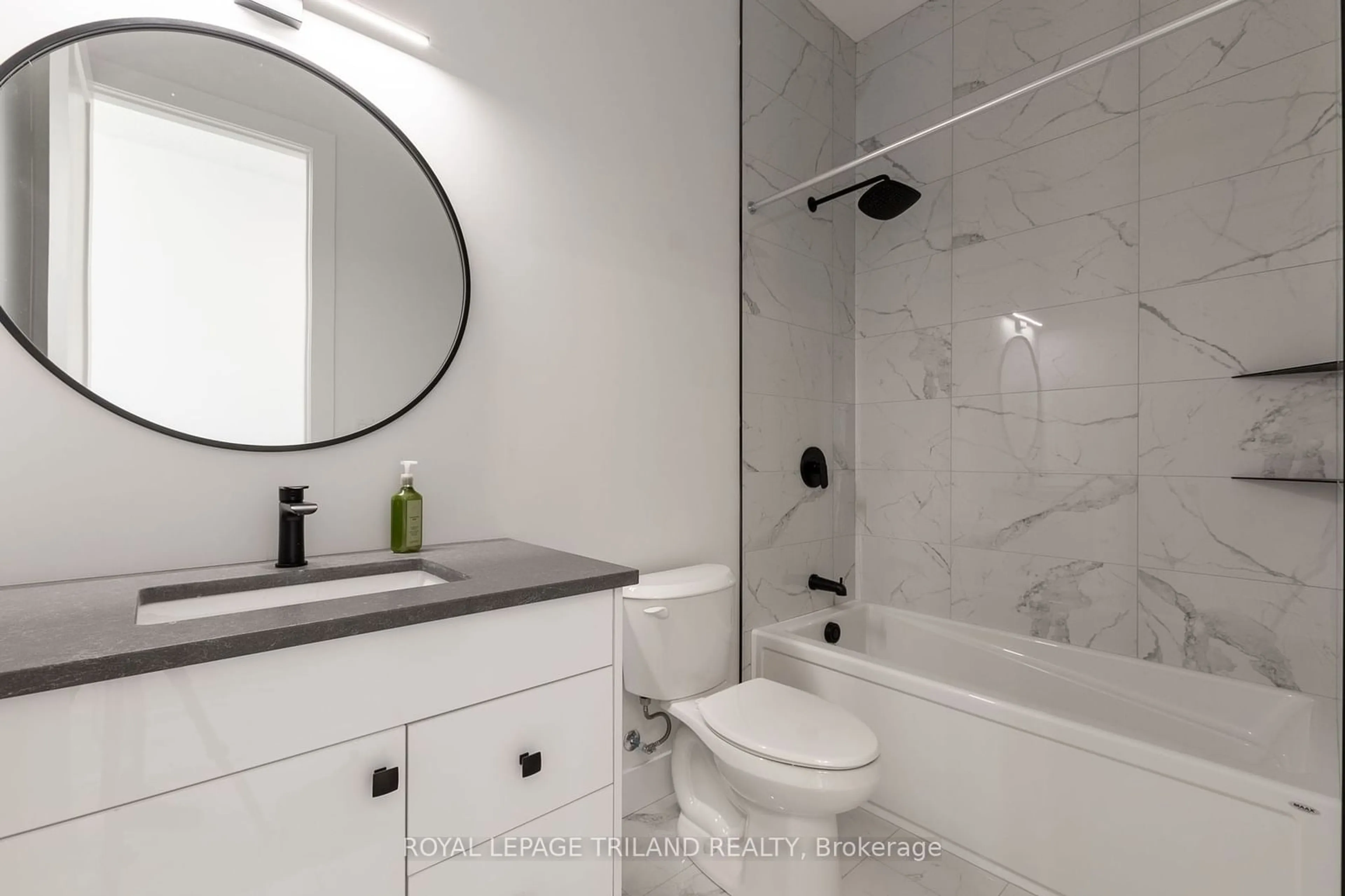 Standard bathroom, ceramic/tile floor for 32 BRISCOE Cres, Strathroy-Caradoc Ontario N7G 4E2