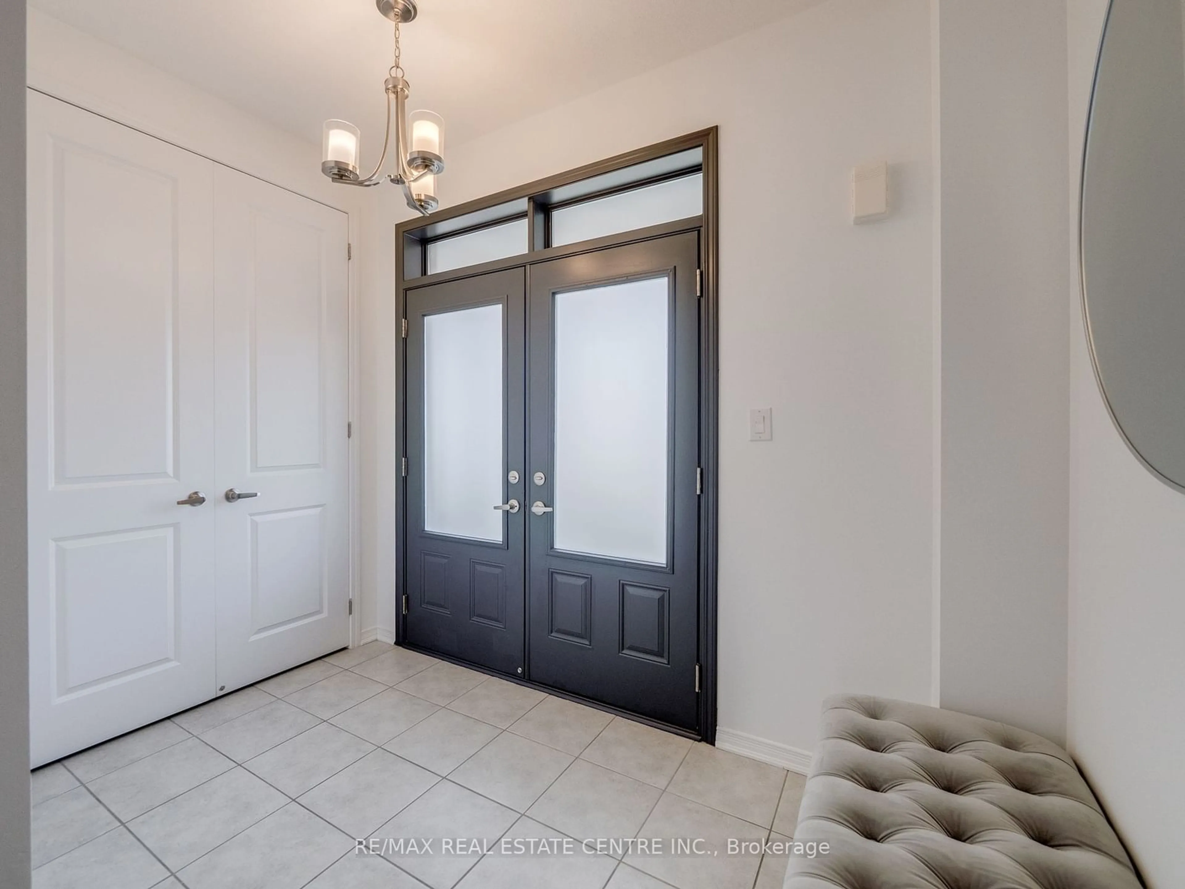 Indoor entryway for 25 Malcolm Cres, Haldimand Ontario N3W 0C8