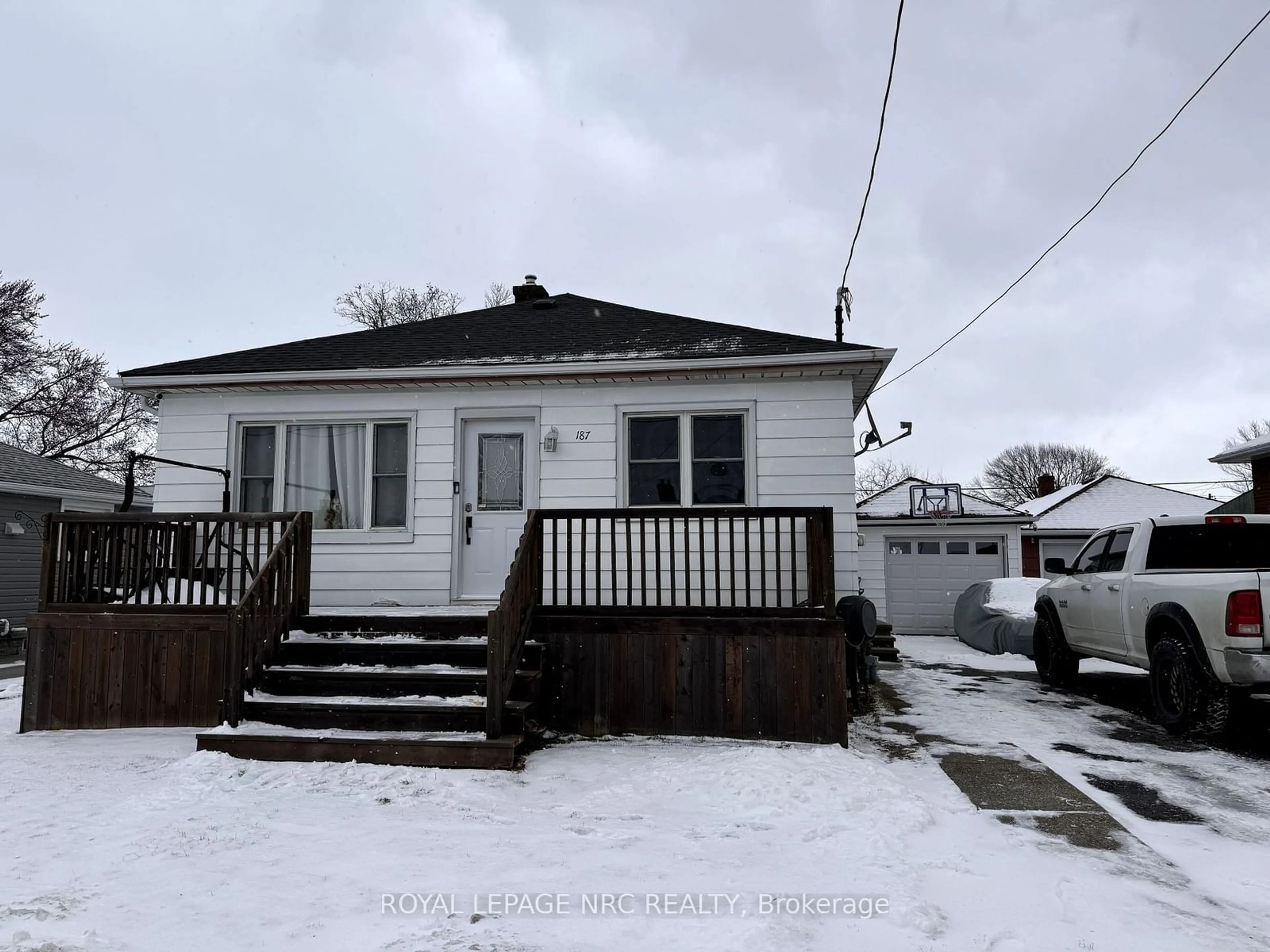 A pic from outside/outdoor area/front of a property/back of a property/a pic from drone, street for 187 Clarke St, Port Colborne Ontario L3K 2L4