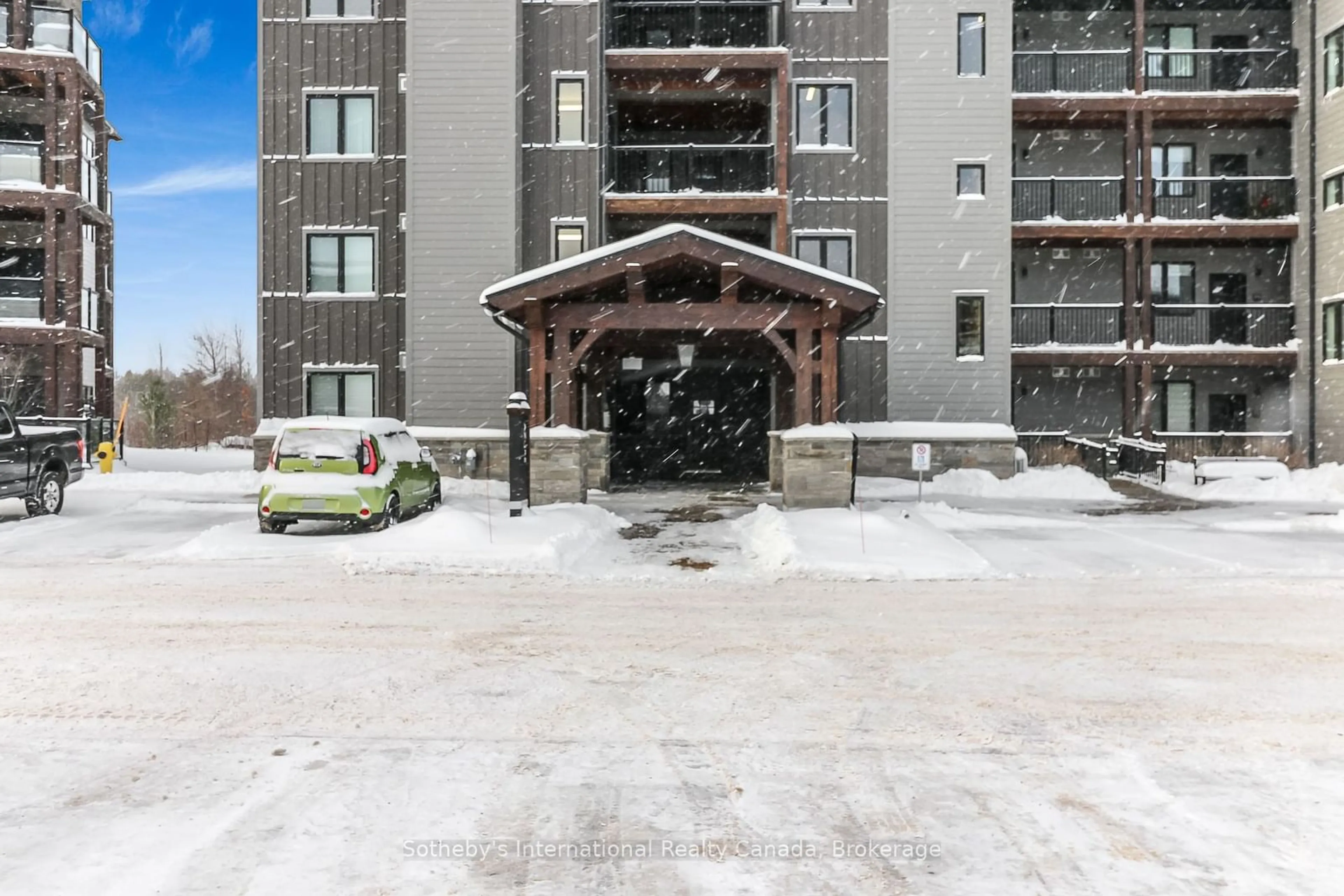 Indoor foyer for 18 Beckwith Lane #401, Blue Mountains Ontario L9Y 3B6