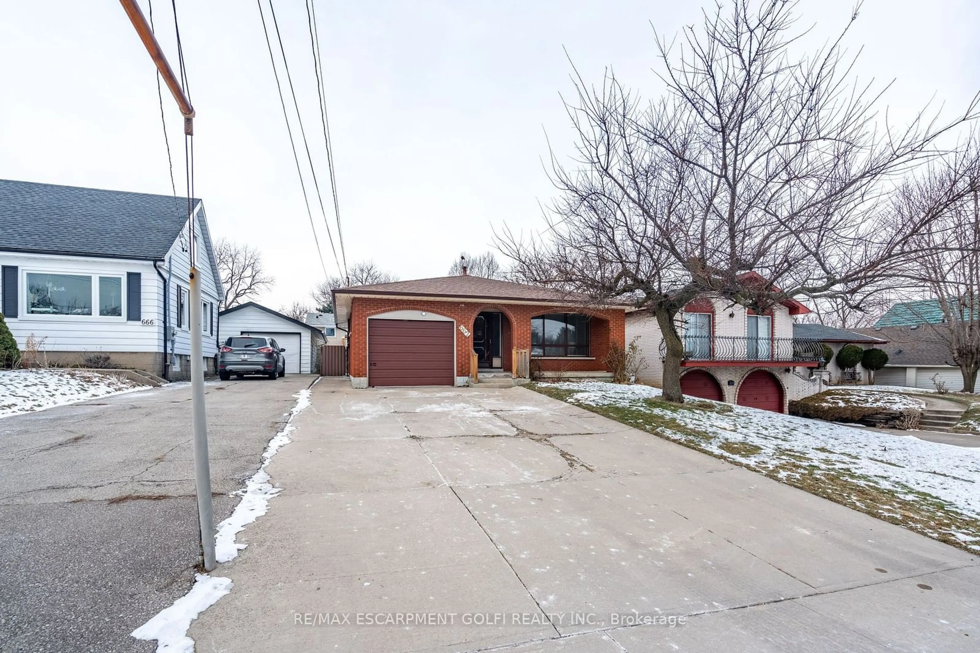 A pic from outside/outdoor area/front of a property/back of a property/a pic from drone, street for 662 West 5th St, Hamilton Ontario L9C 3R2