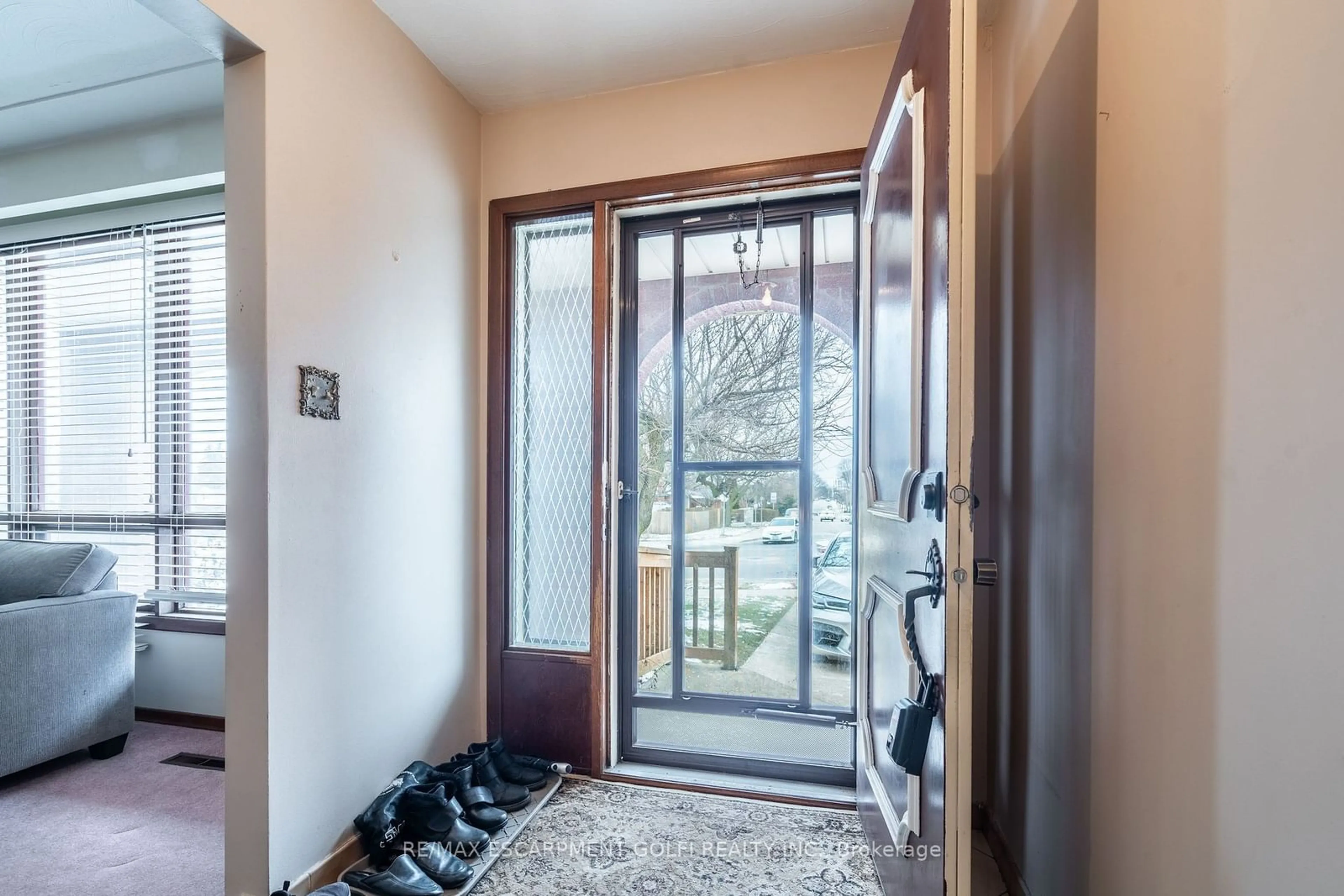 Indoor entryway for 662 West 5th St, Hamilton Ontario L9C 3R2