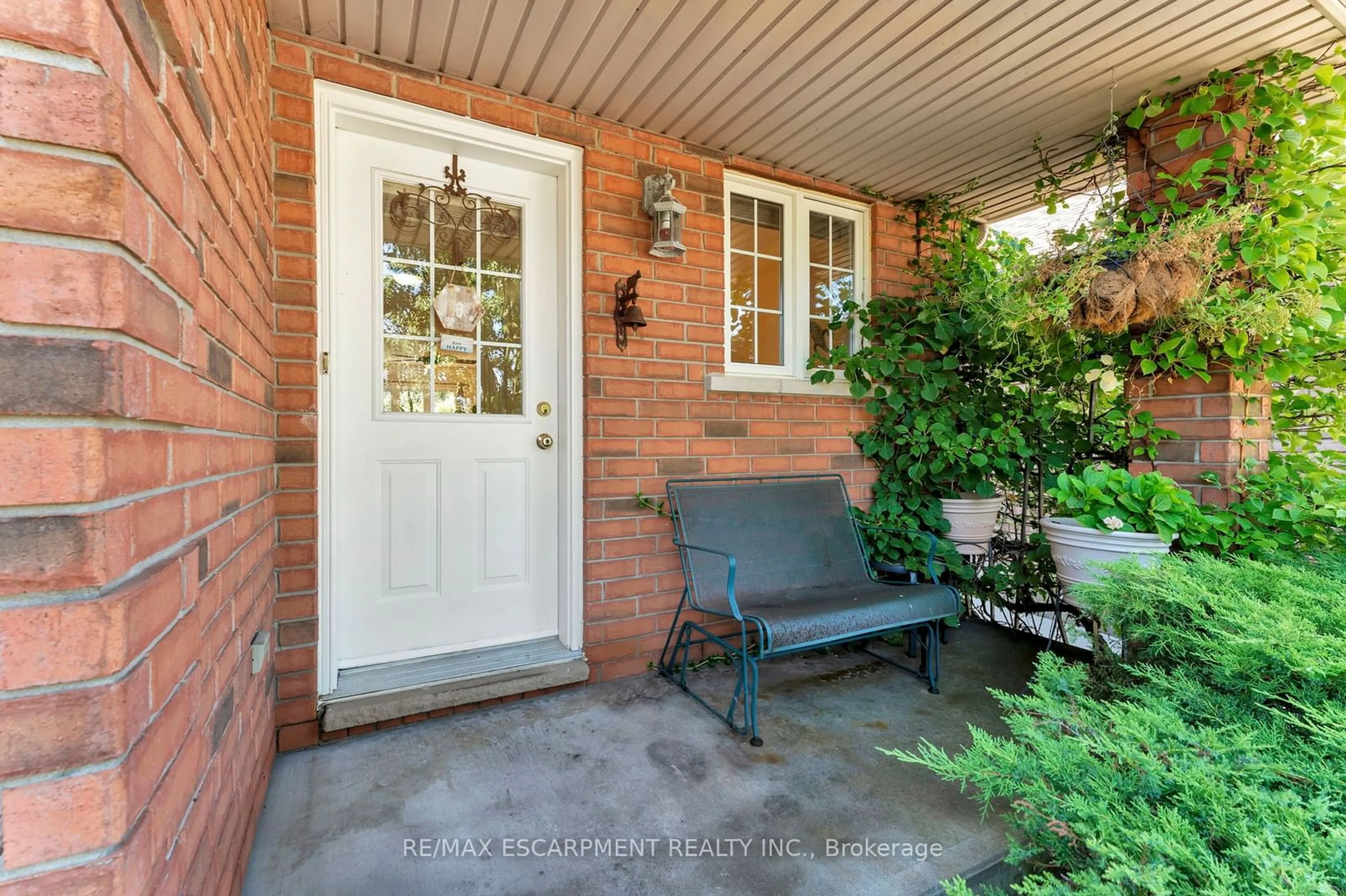 Indoor entryway for 30 Meadowpoint Dr, Hamilton Ontario L9B 2T4