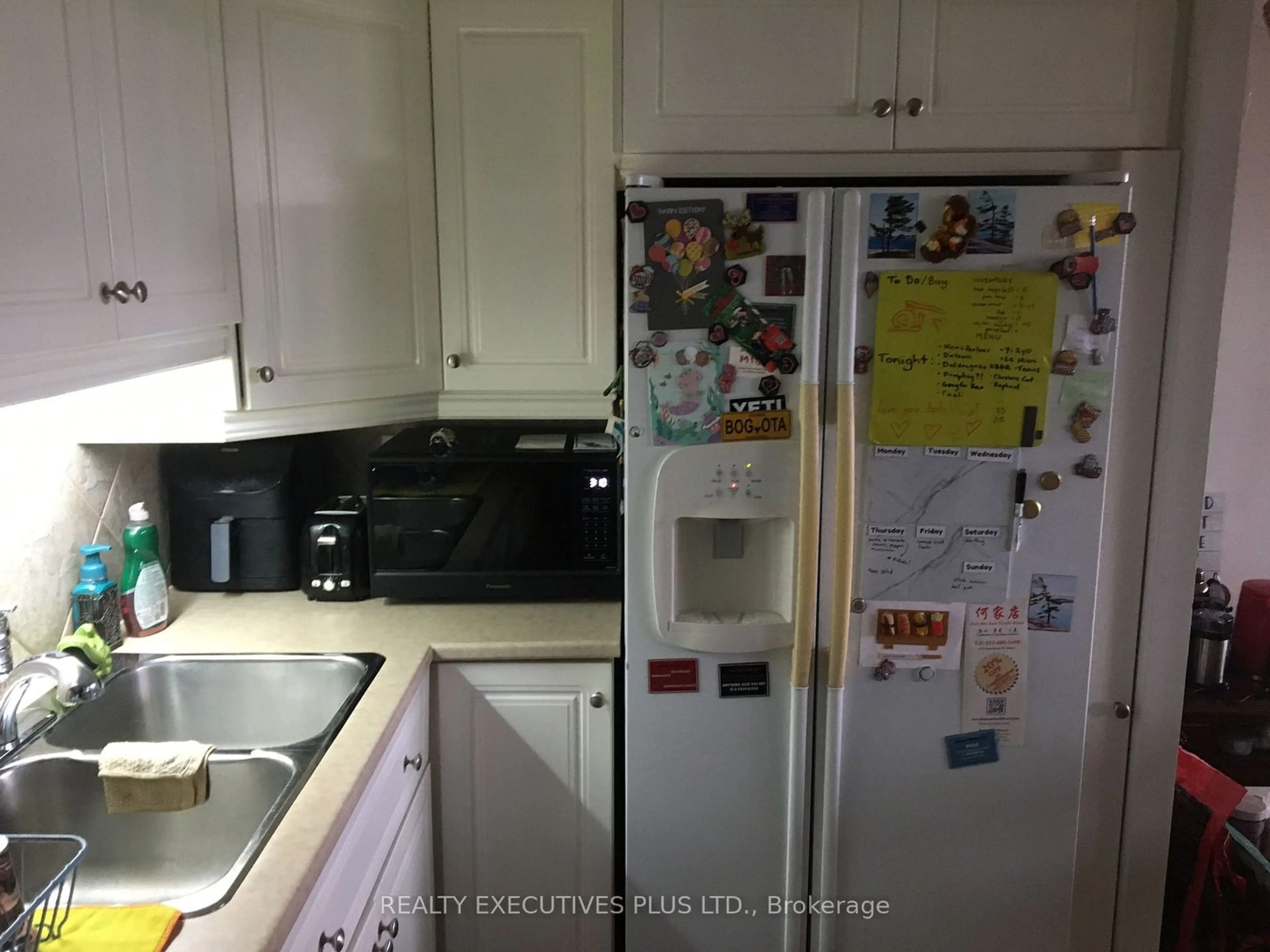 Standard kitchen, unknown for 530 Laurier Ave #403, Ottawa Centre Ontario K1R 7T1