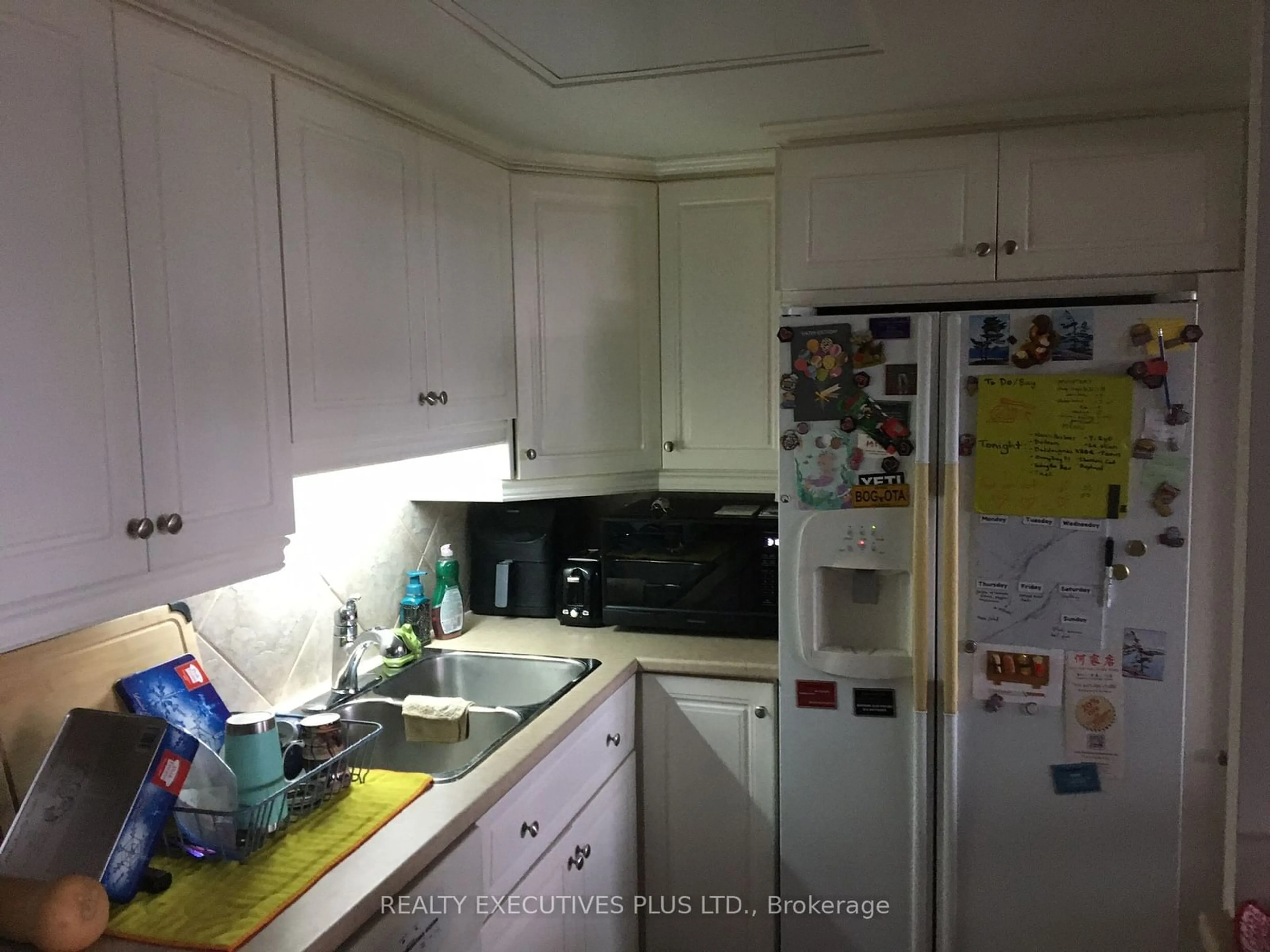 Standard kitchen, unknown for 530 Laurier Ave #403, Ottawa Centre Ontario K1R 7T1