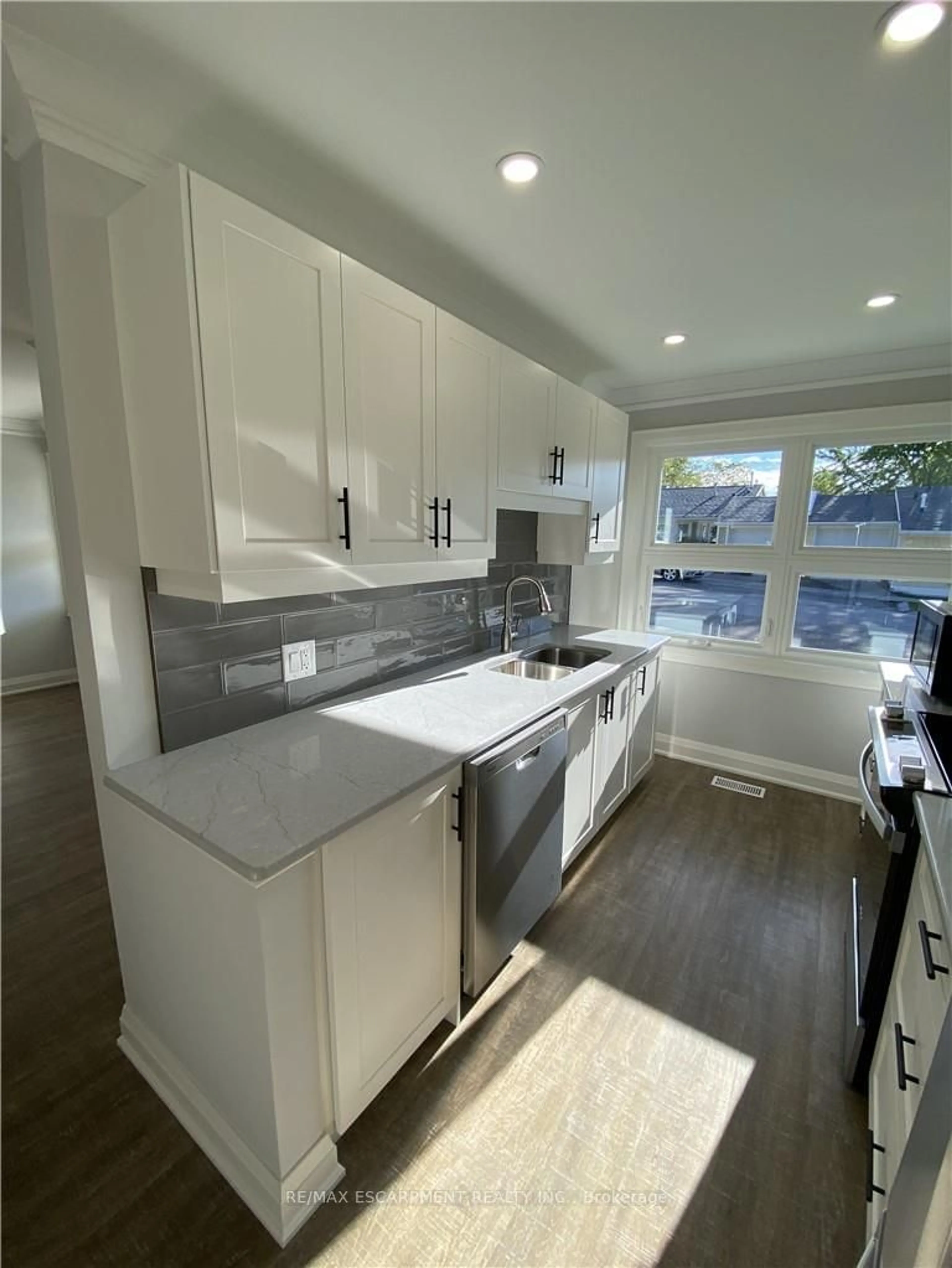 Open concept kitchen, unknown for 40 Szollosy Circ, Hamilton Ontario L9B 1T8