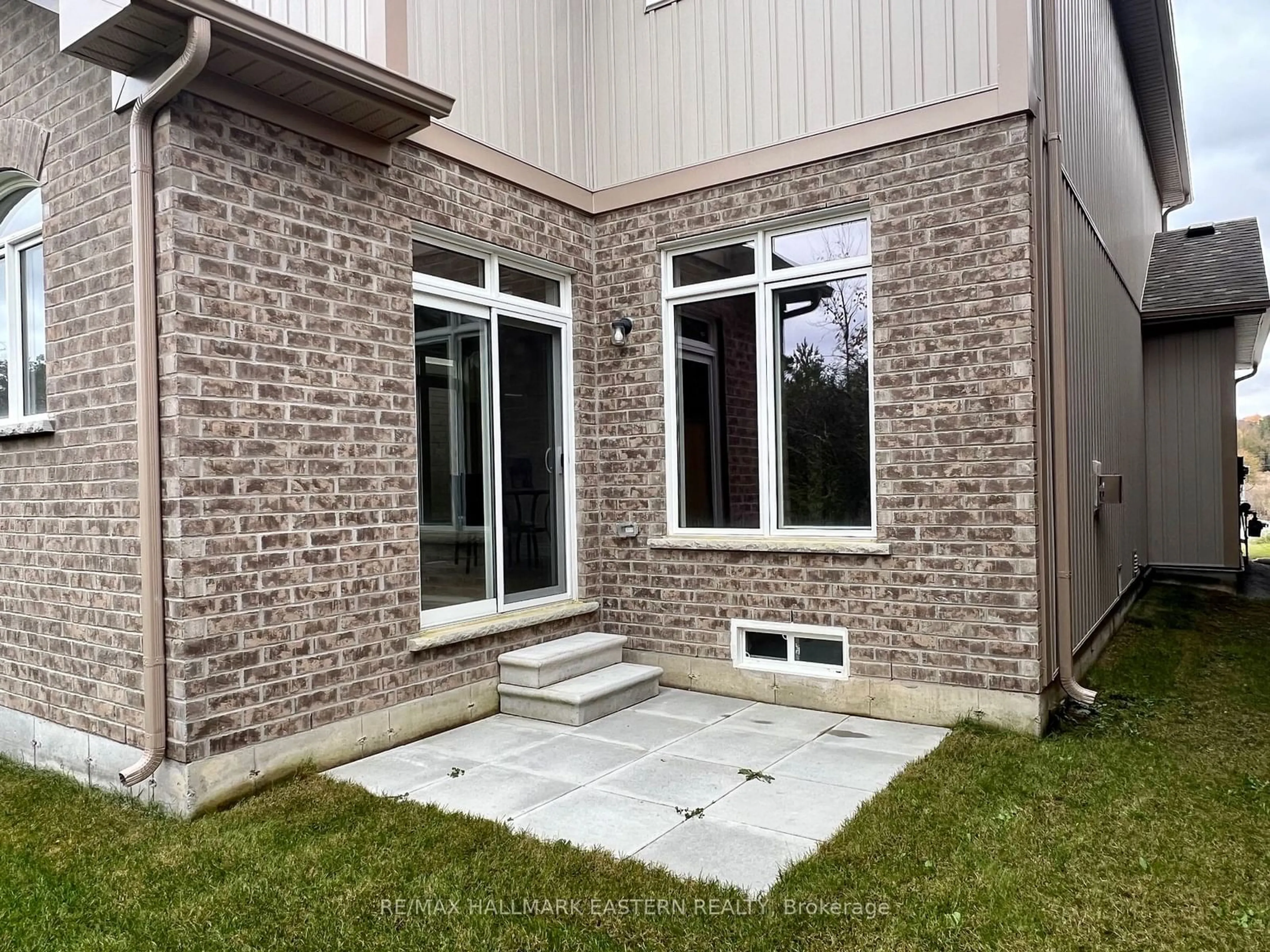 Home with brick exterior material, unknown for 22 Coldbrook Dr, Cavan Monaghan Ontario L0A 1G0