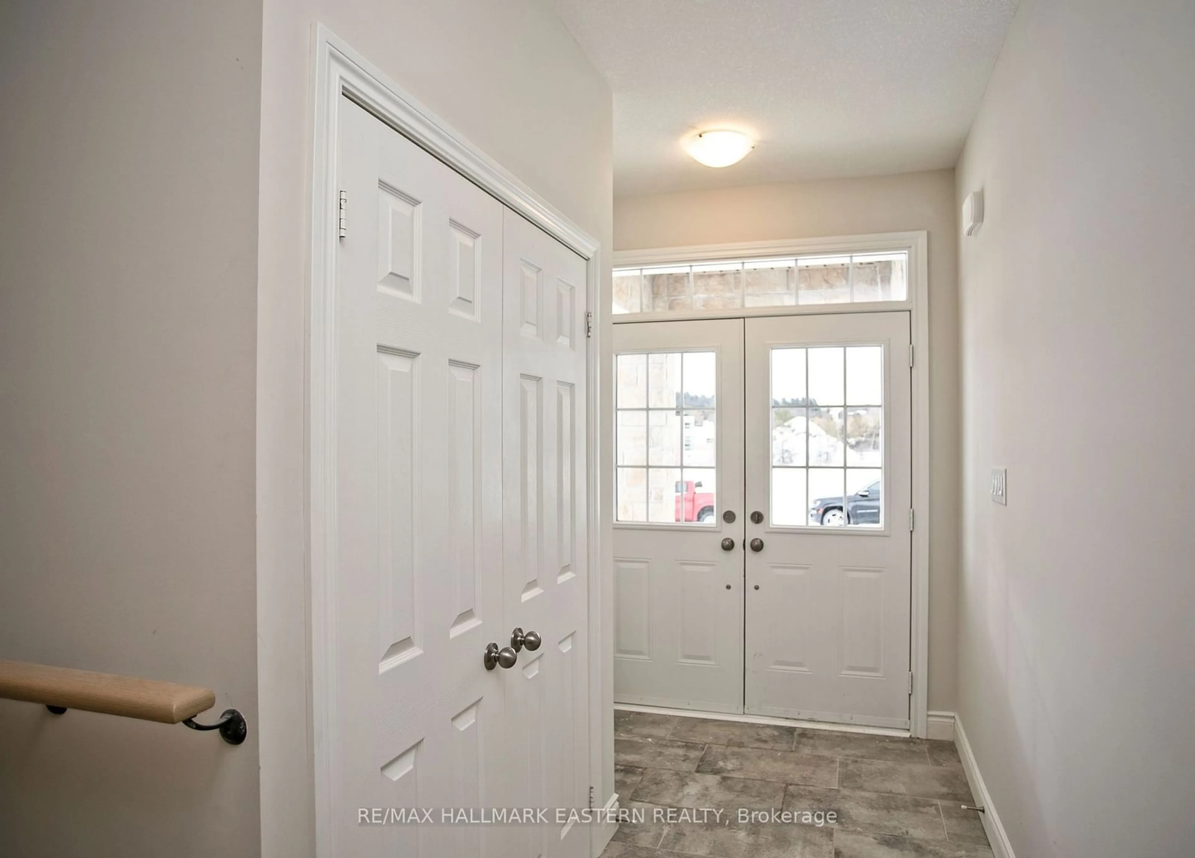 Indoor entryway for 22 Coldbrook Dr, Cavan Monaghan Ontario L0A 1G0