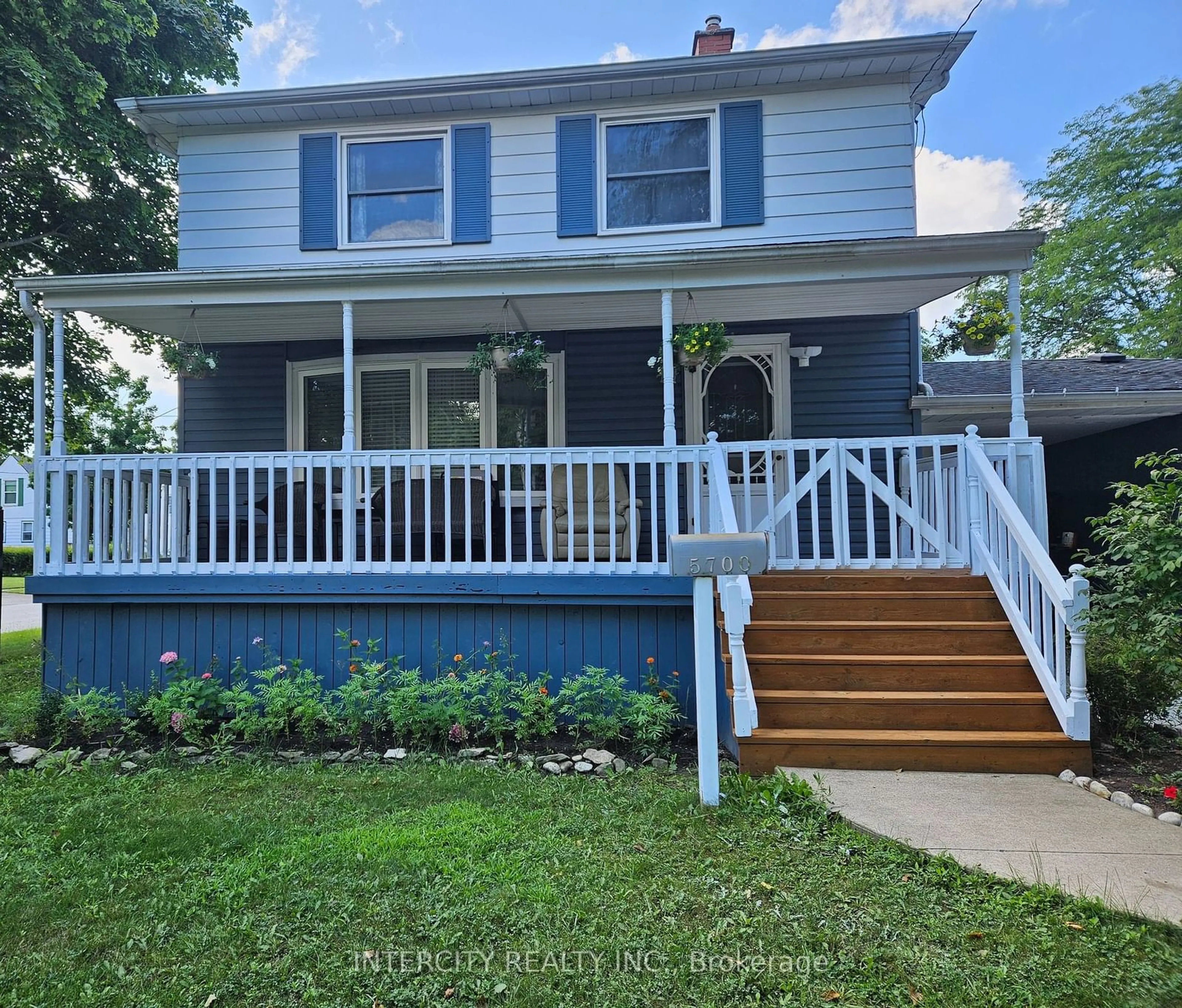 Home with vinyl exterior material, street for 5700 Strathmore Cres, Niagara Falls Ontario L2G 1G6