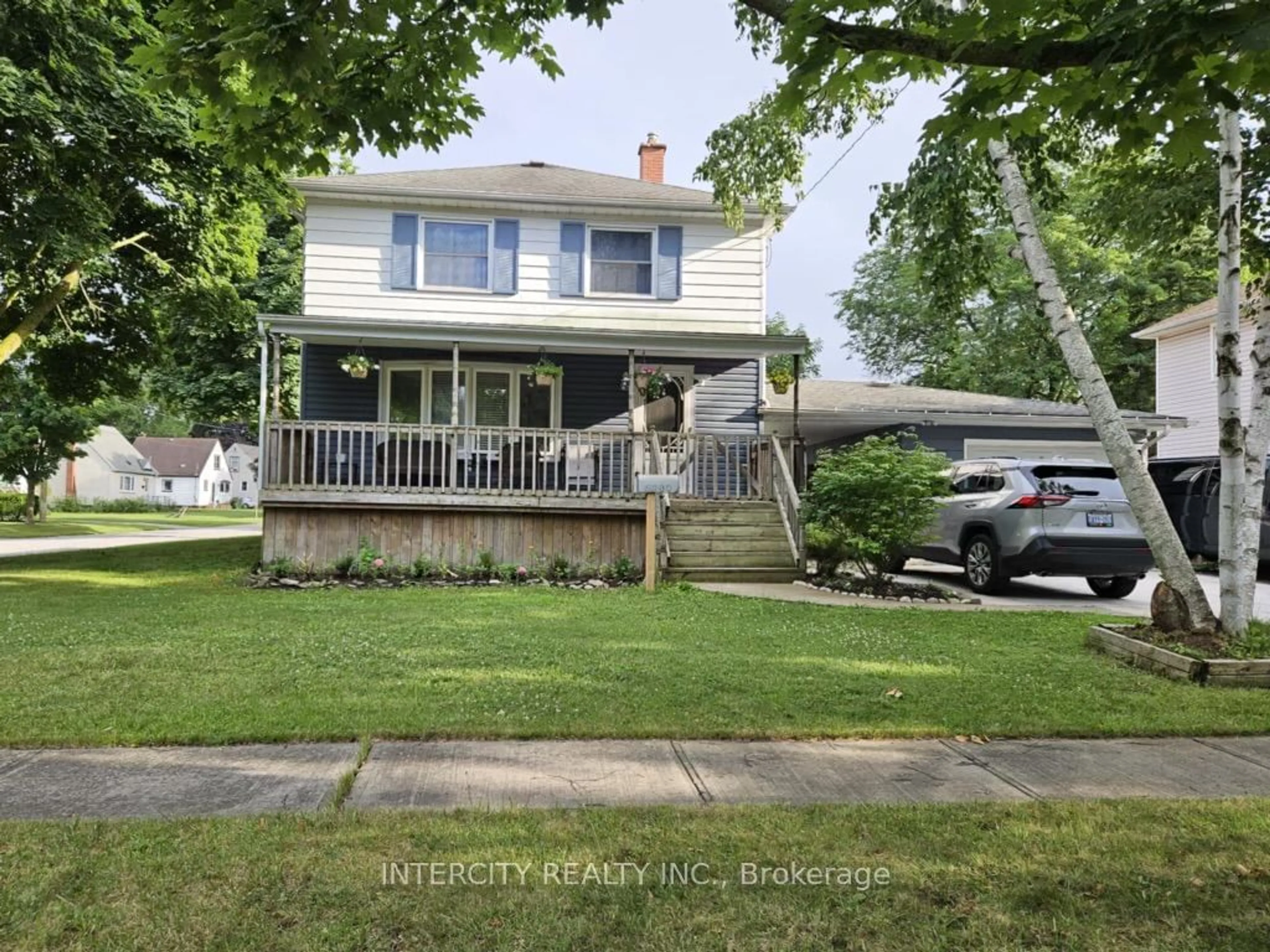 A pic from outside/outdoor area/front of a property/back of a property/a pic from drone, street for 5700 Strathome Cres, Niagara Falls Ontario L2G 1G6