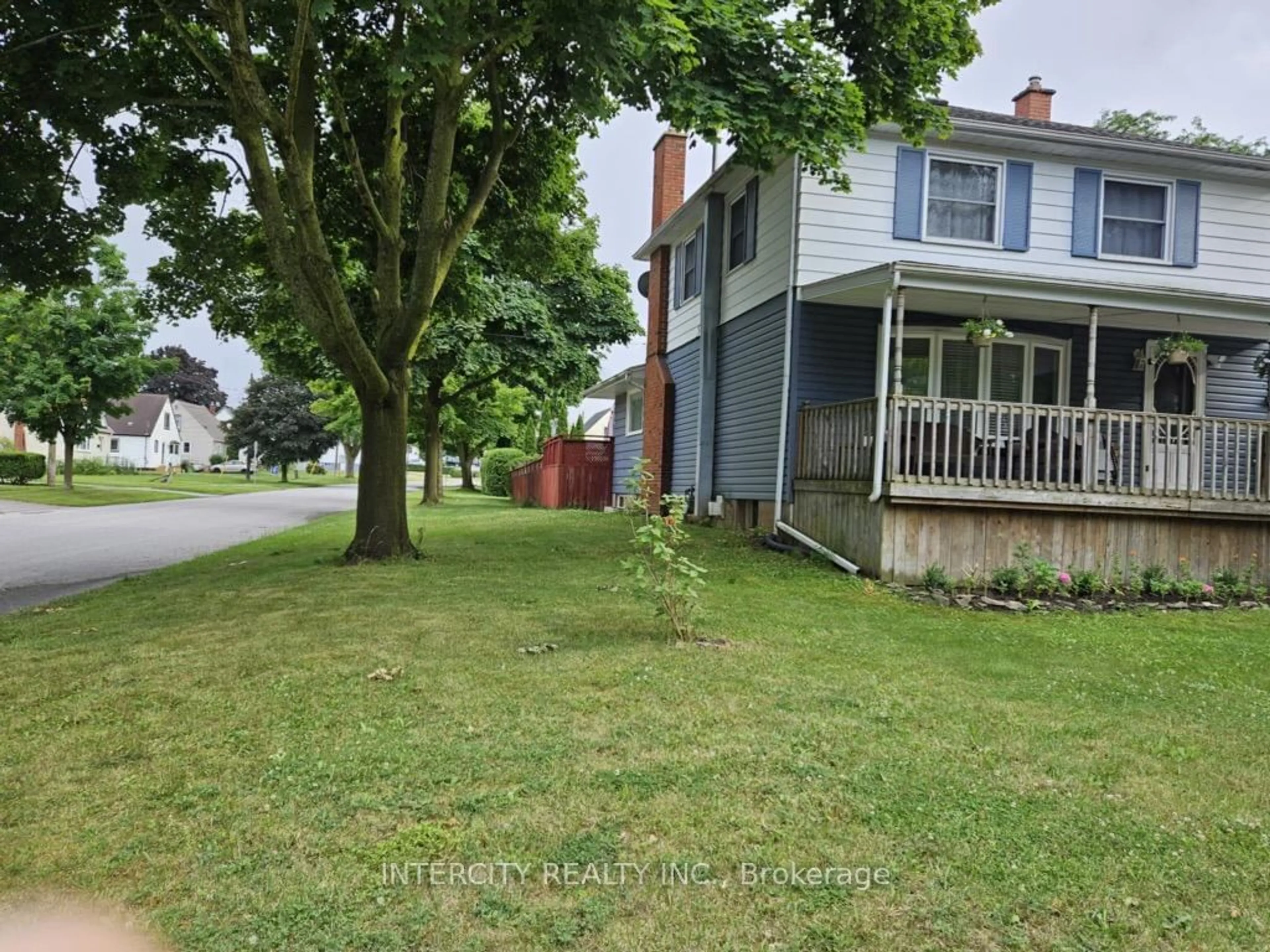 A pic from outside/outdoor area/front of a property/back of a property/a pic from drone, street for 5700 Strathome Cres, Niagara Falls Ontario L2G 1G6