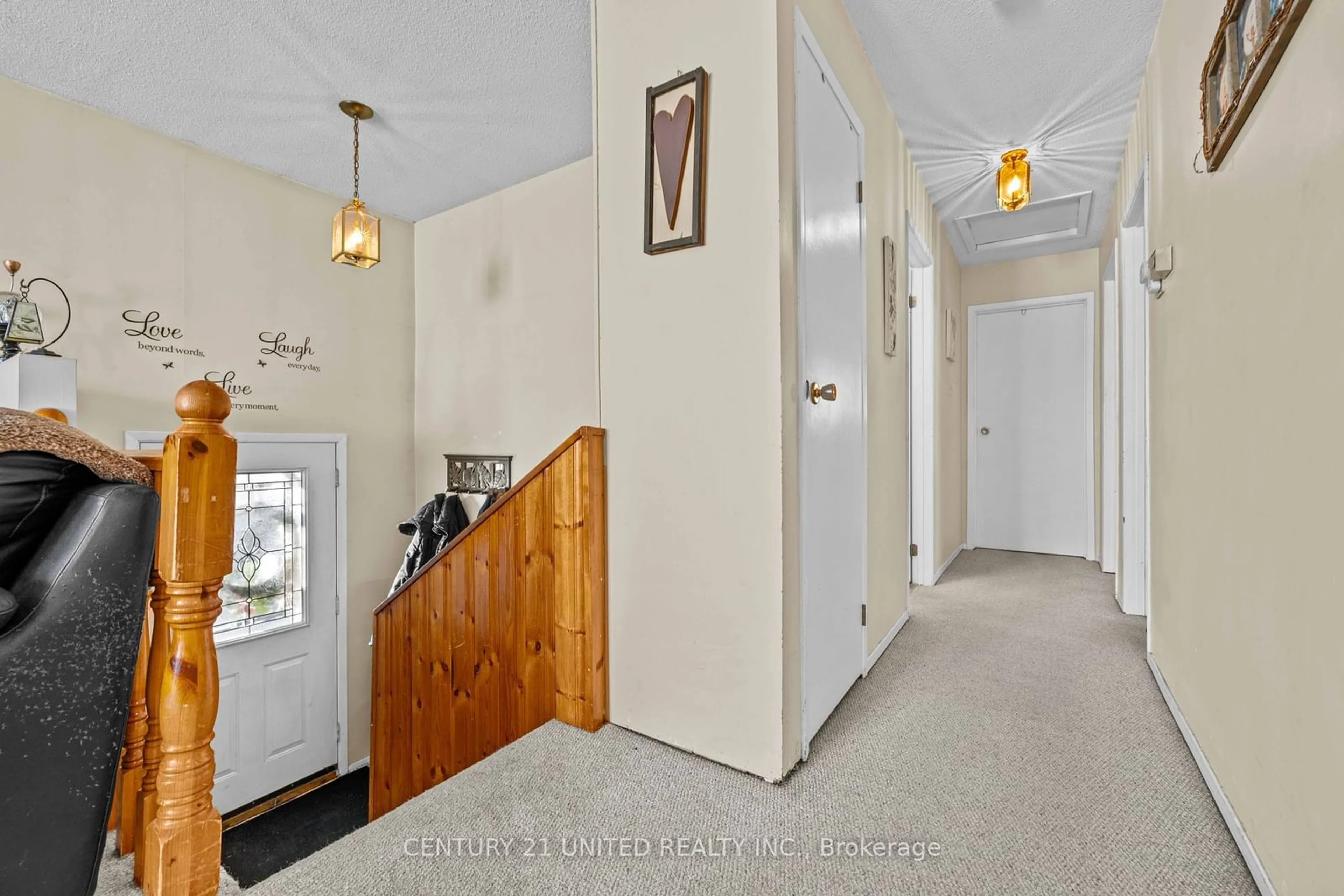 Indoor foyer for 568 Wolfe St, Peterborough Ontario K9J 2L8