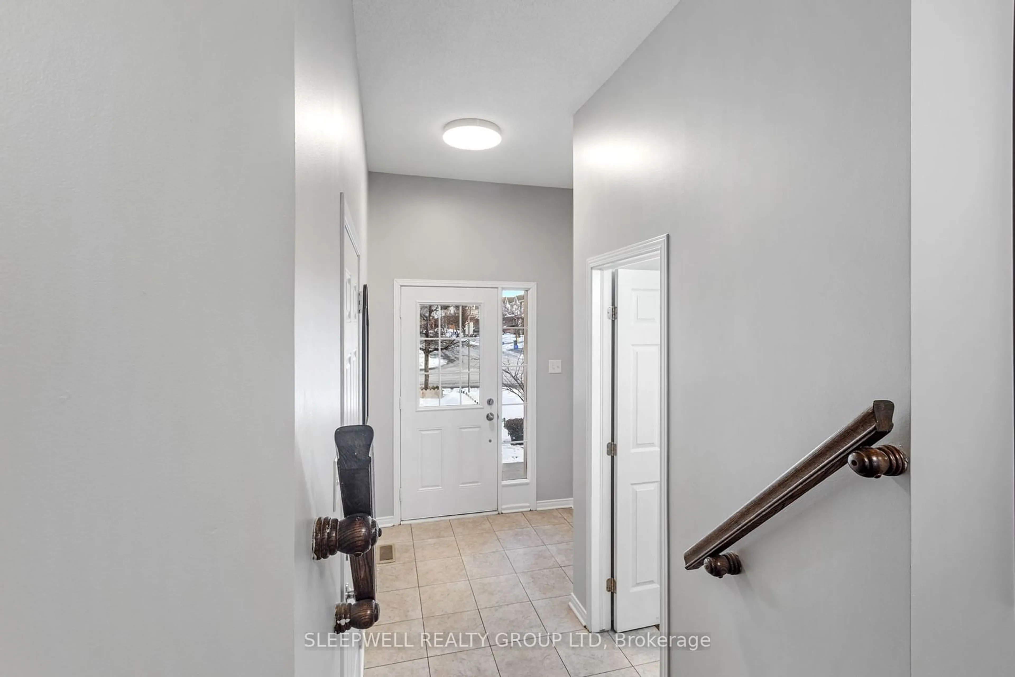 Indoor entryway for 120 LOKOYA St, Kanata Ontario K2S 0J4