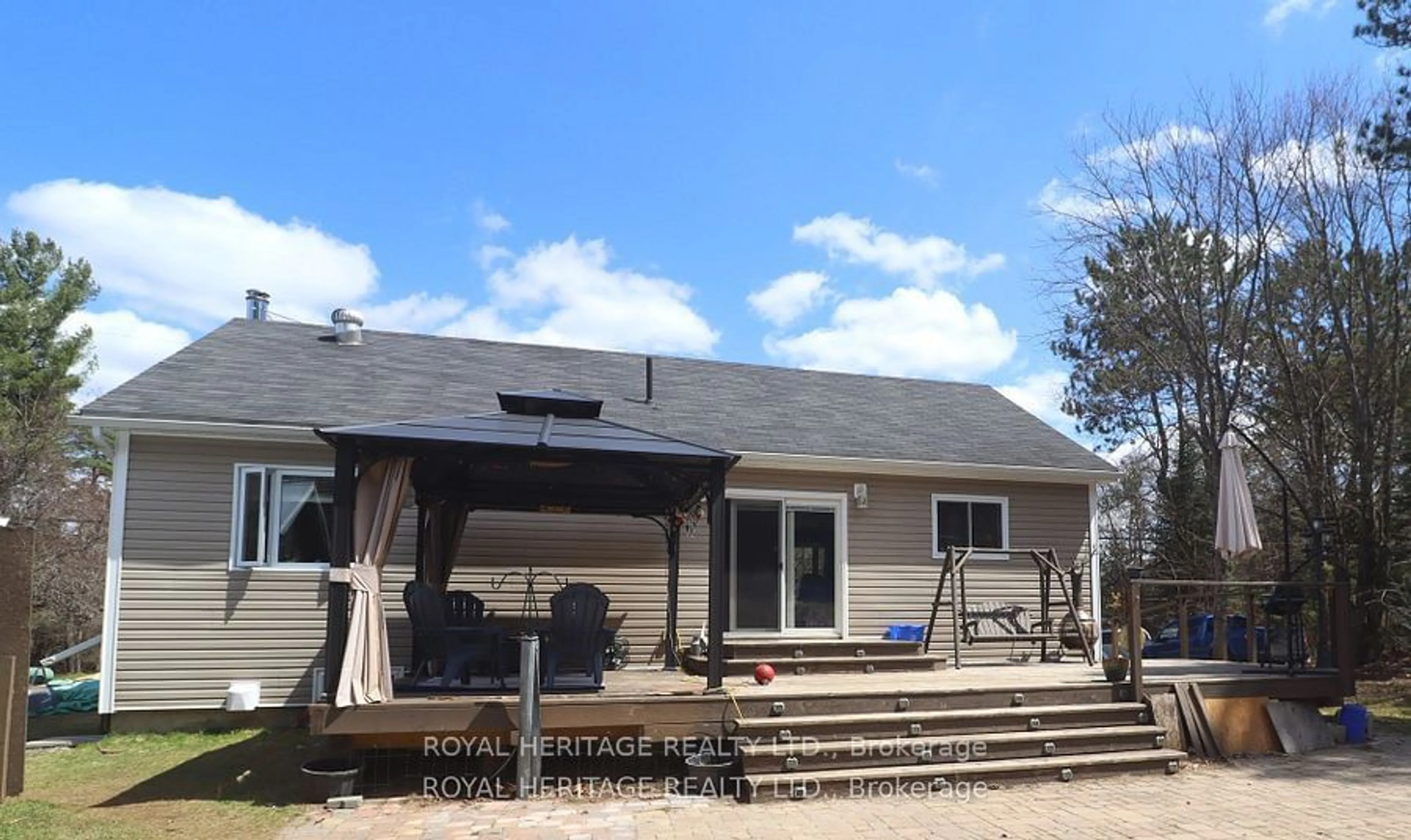 Home with vinyl exterior material, unknown for 1025 Dewey St, Highlands East Ontario K0M 1R0