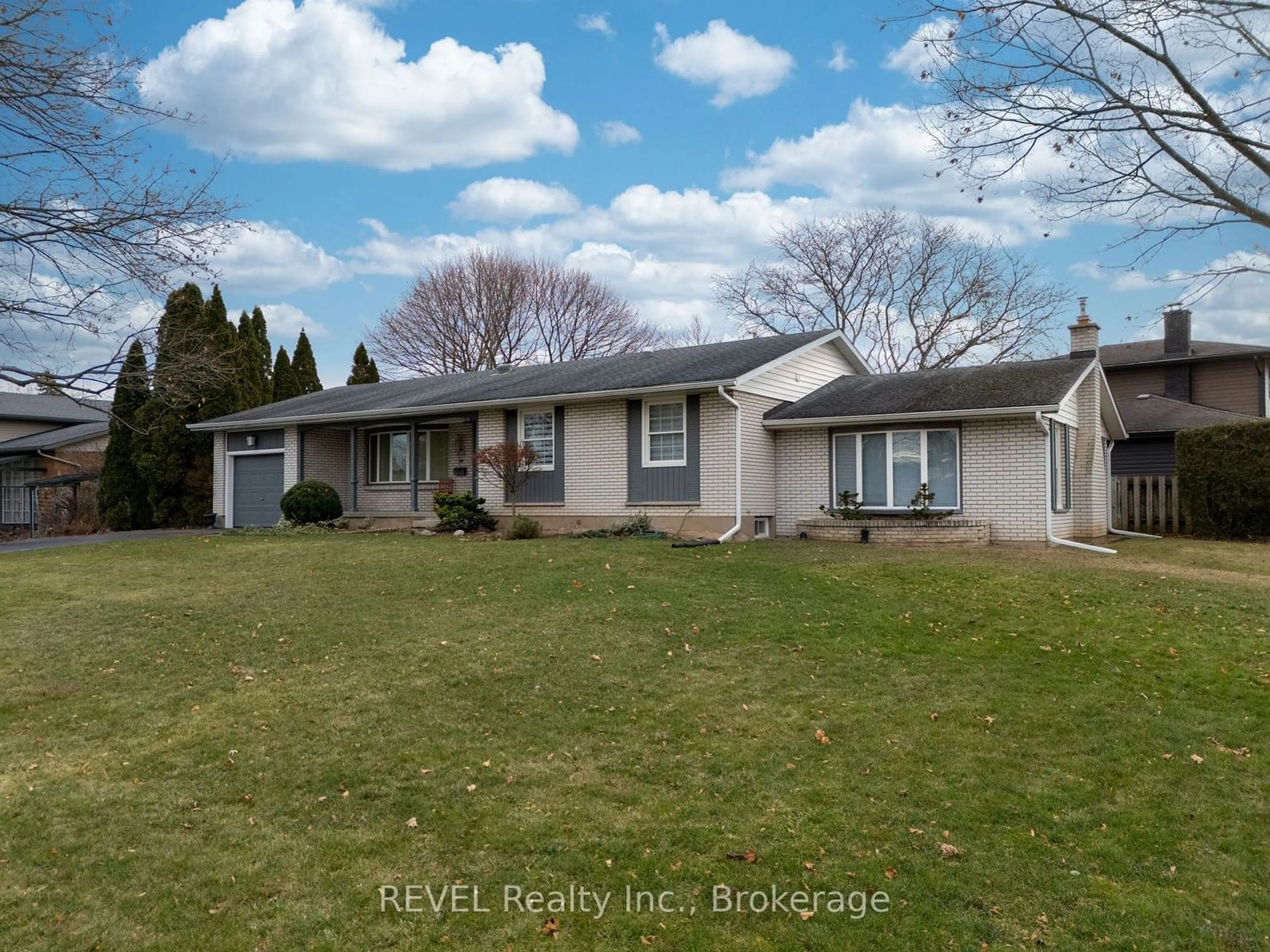 A pic from outside/outdoor area/front of a property/back of a property/a pic from drone, street for 237 Riverview Blvd, St. Catharines Ontario L2T 3N2