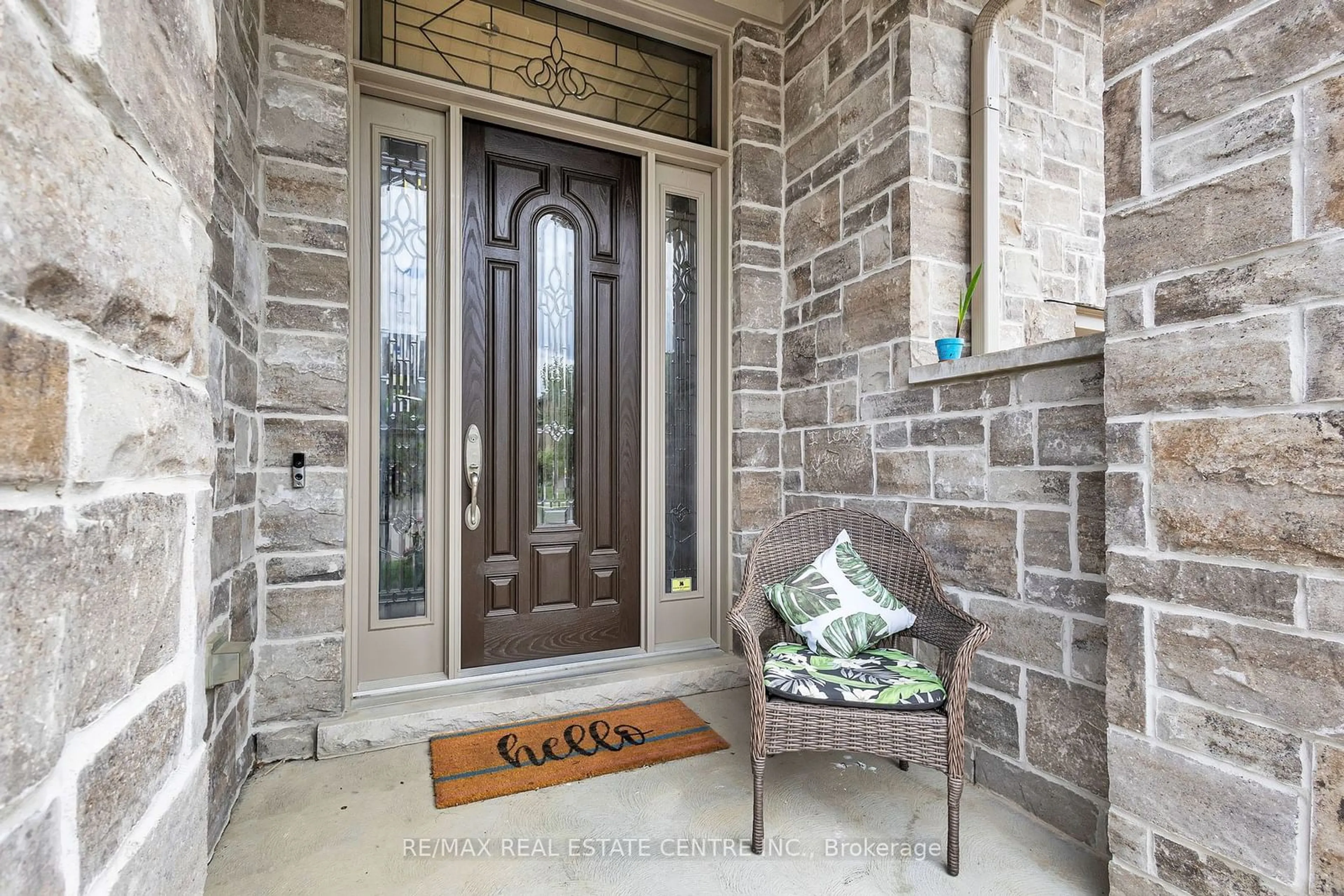 Indoor entryway for 140 OAK PARK Dr, Waterloo Ontario N2K 0B3