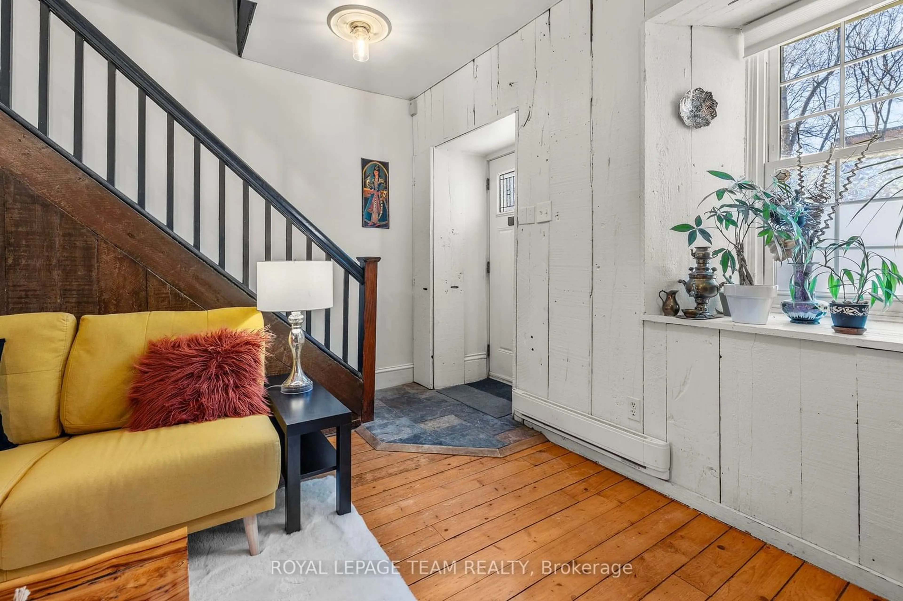 Indoor entryway for 193 Cumberland St, Lower Town - Sandy Hill Ontario K1N 7H2