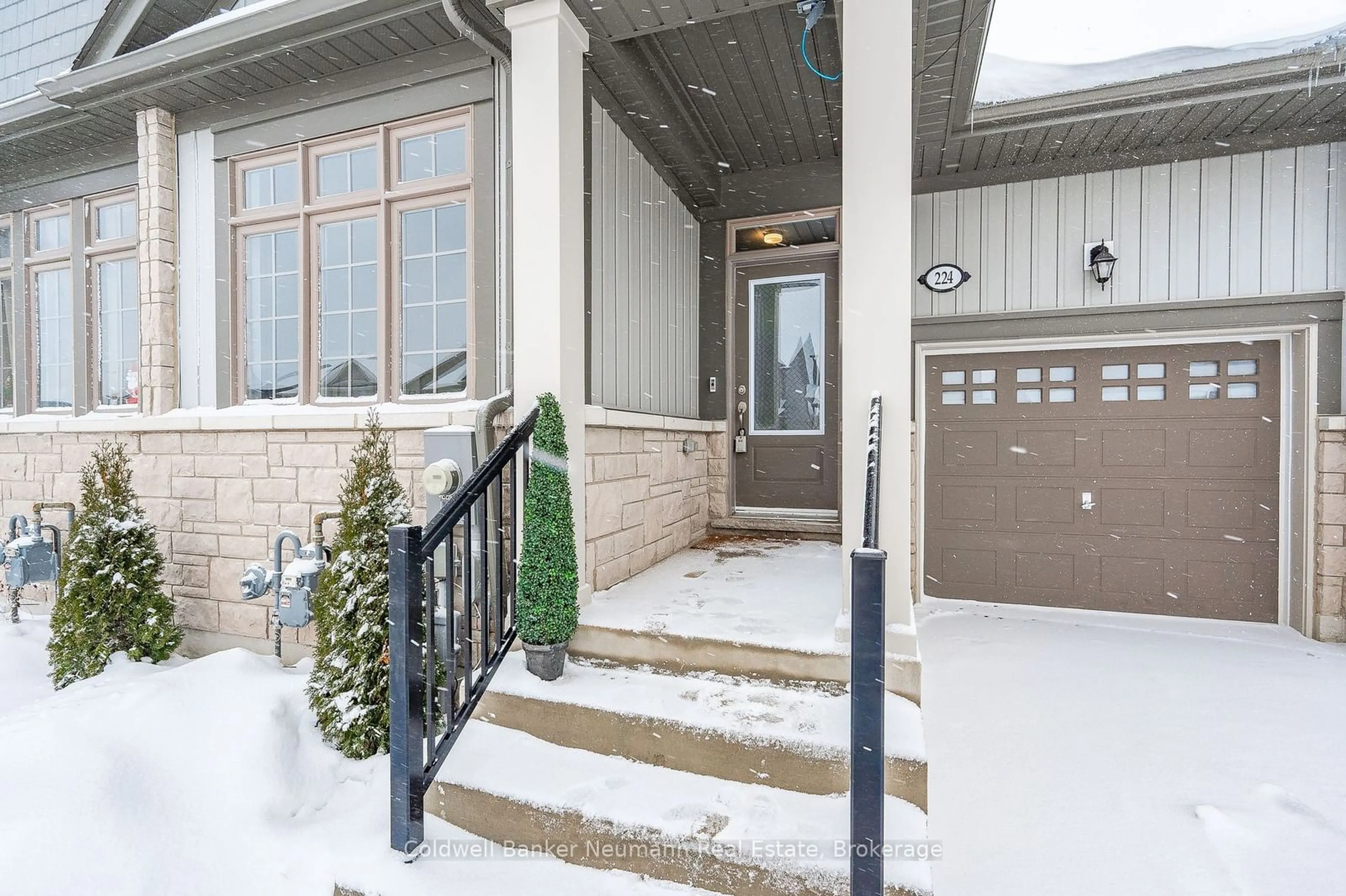 Indoor entryway for 224 Mcfarlane Cres, Centre Wellington Ontario N1M 0G6